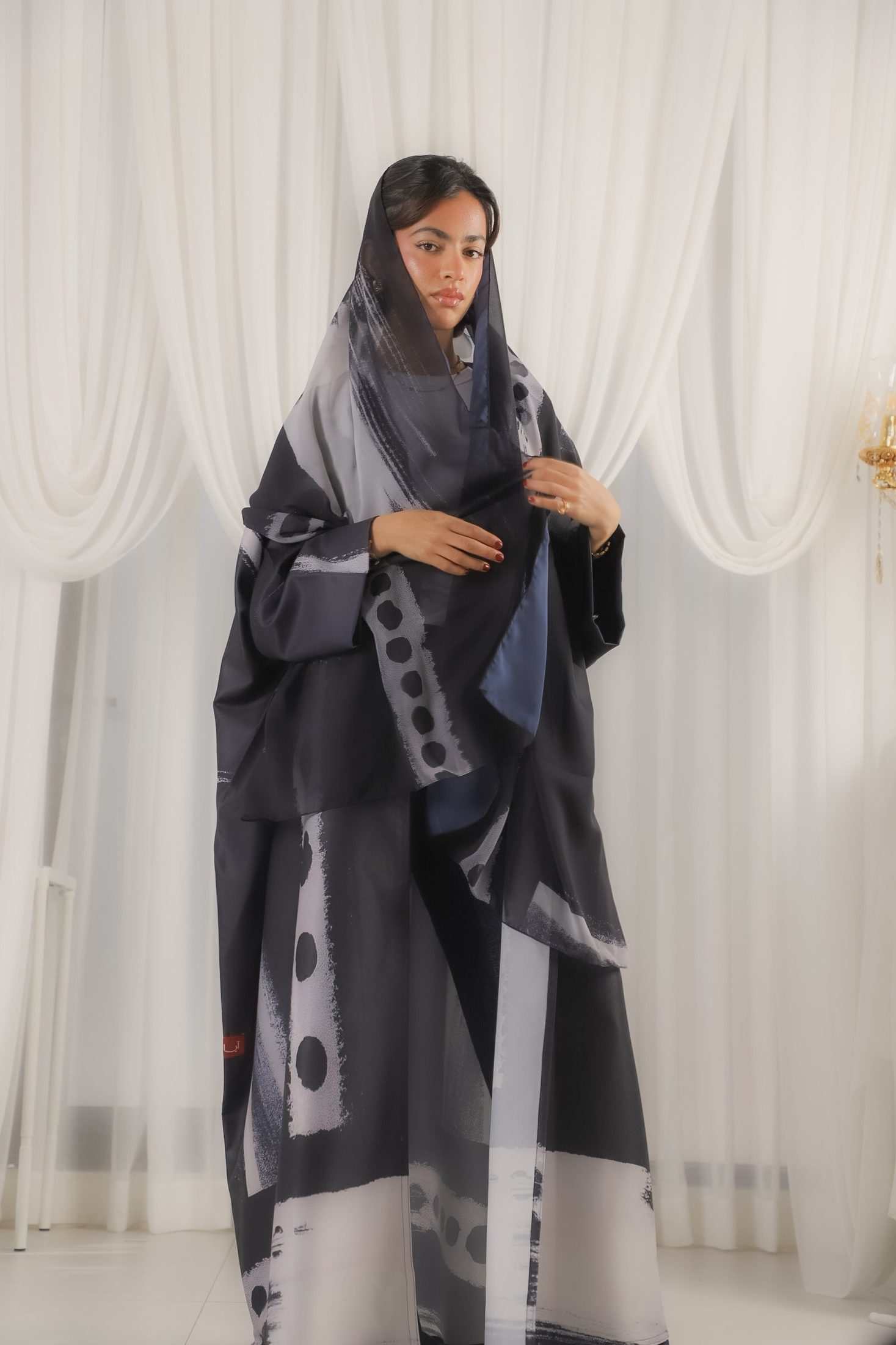 MWT330  - عباية طباعة حرير ابيض واسود - Aya