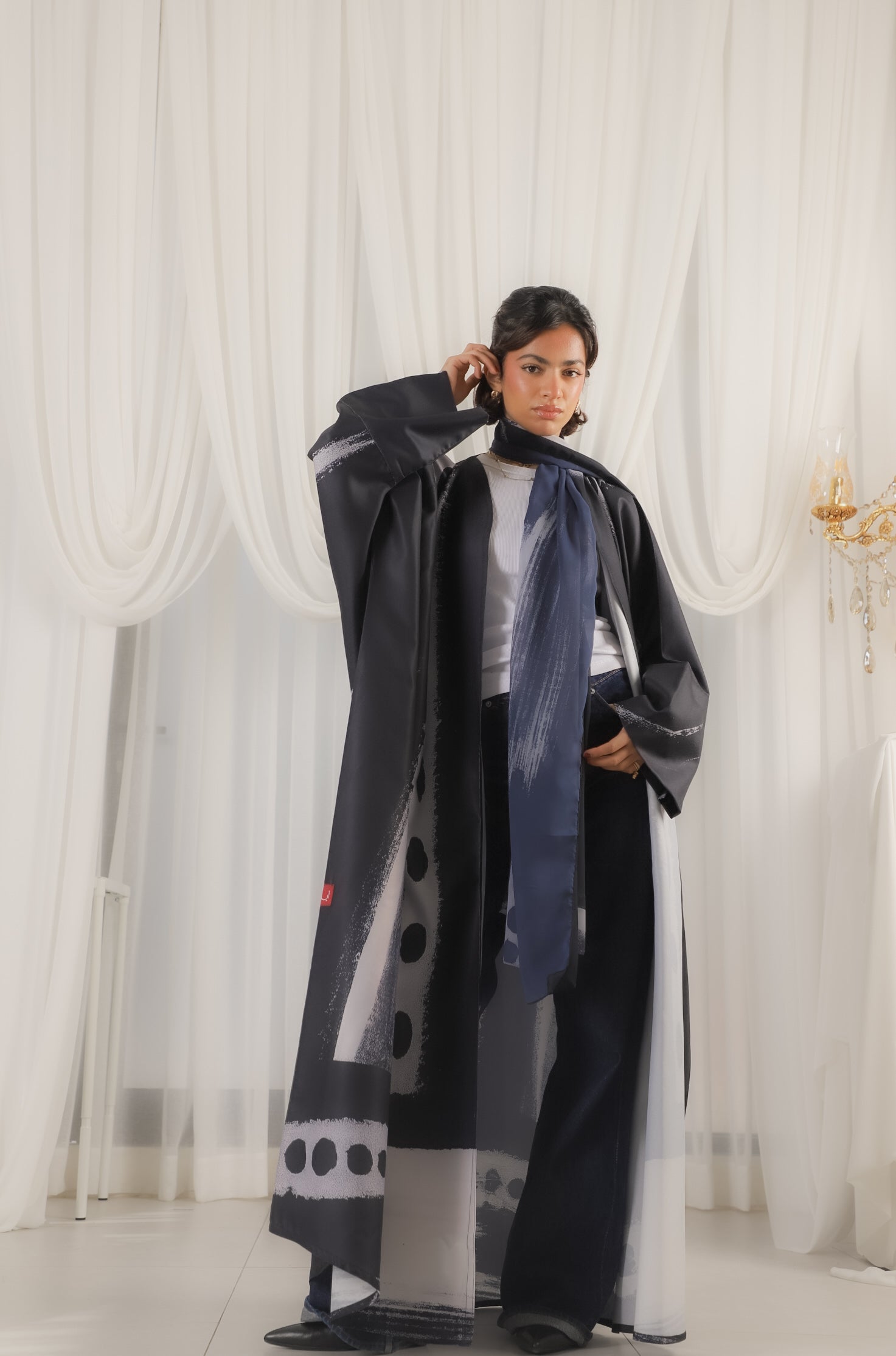 MWT330  - عباية طباعة حرير ابيض واسود - Aya