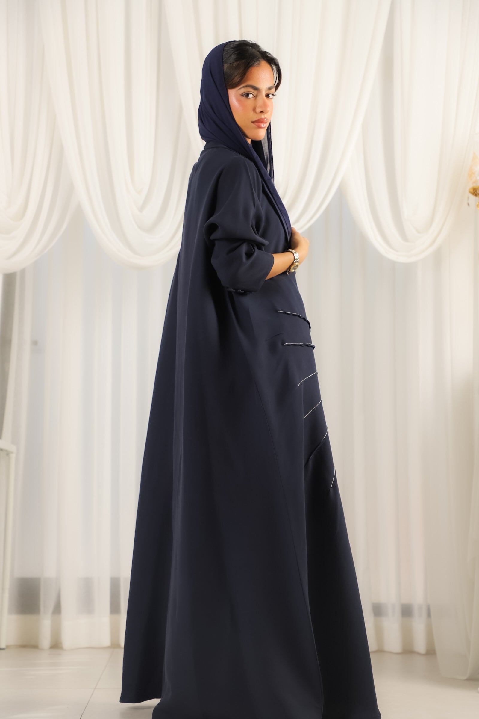 MWT365 - عباية كحلي بقصة من الامام - Aya