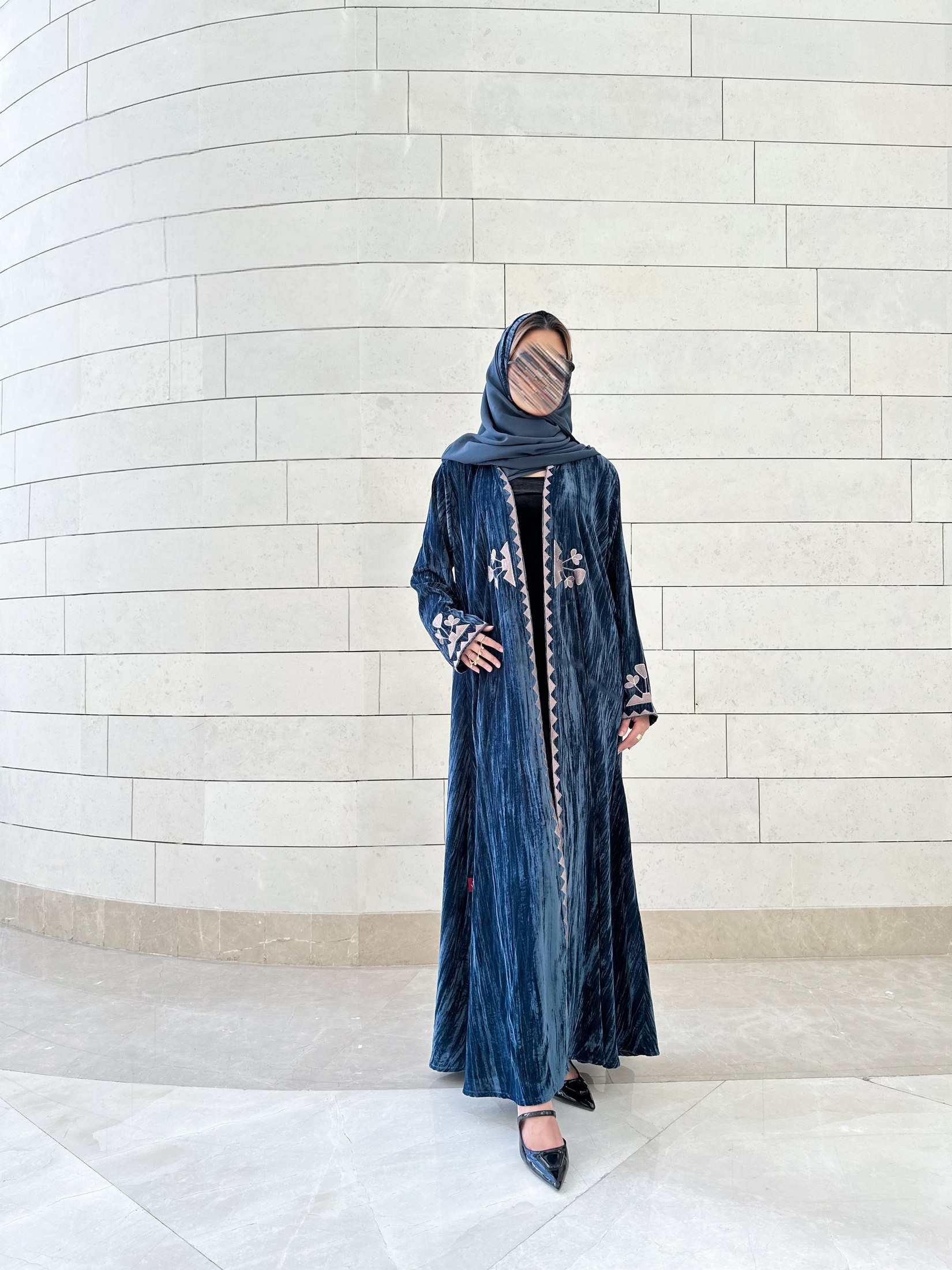 MWT395 - عباية مخمل مخطط تطريز - Aya