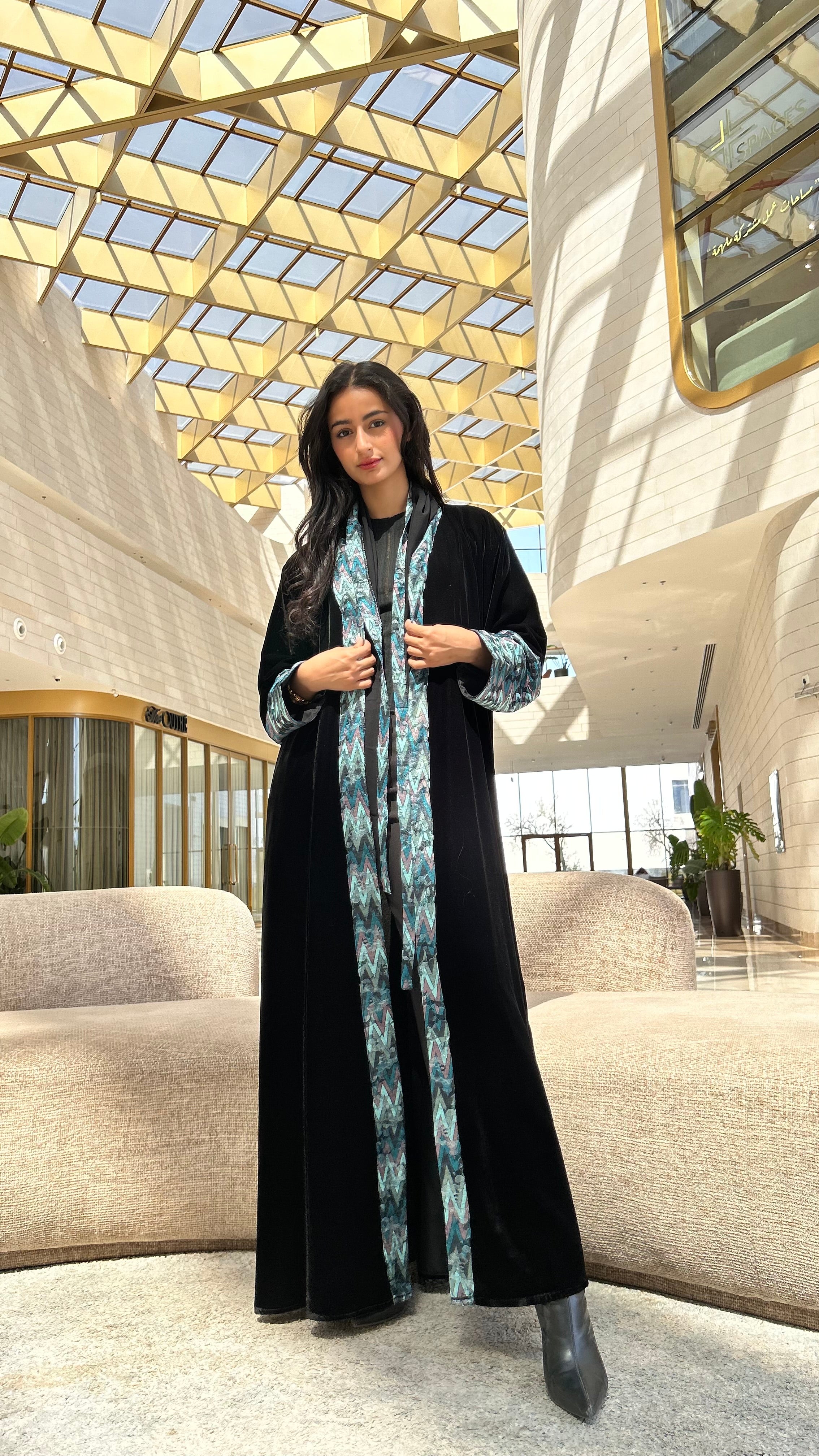 MWT561 - عباية مخمل مع تدخيلة الوان - Aya