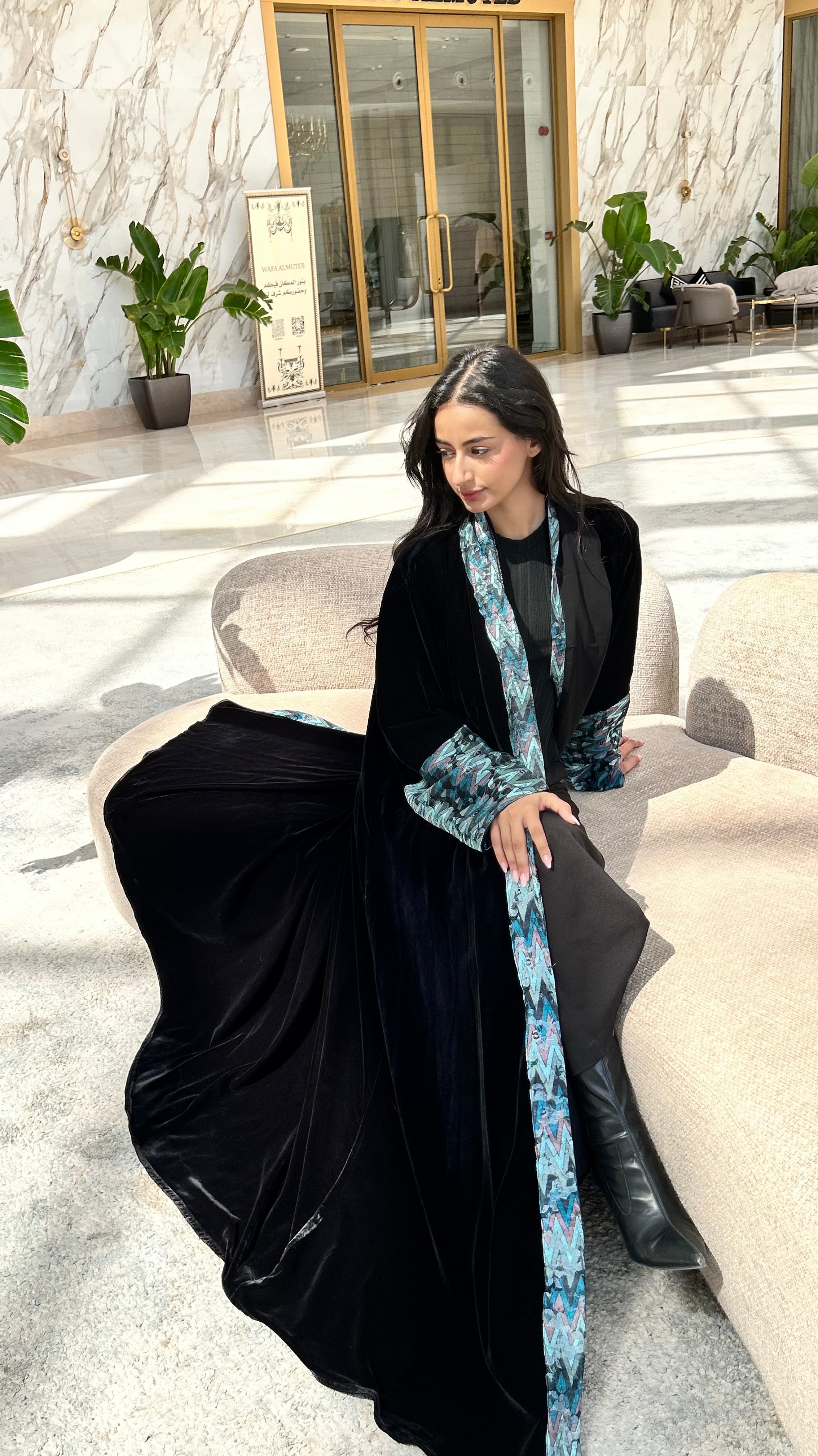 MWT561 - عباية مخمل مع تدخيلة الوان - Aya