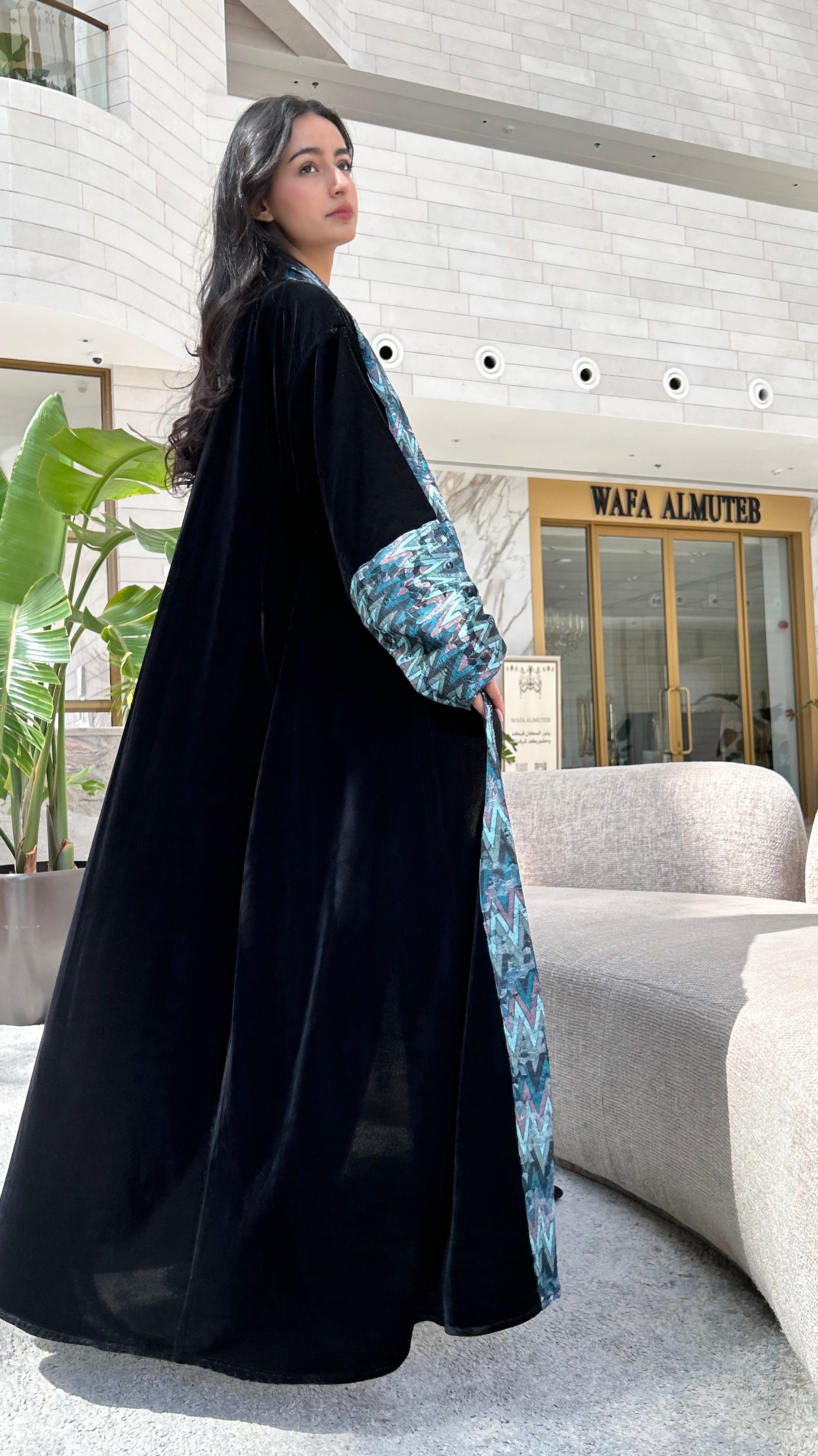 MWT561 - عباية مخمل مع تدخيلة الوان - Aya