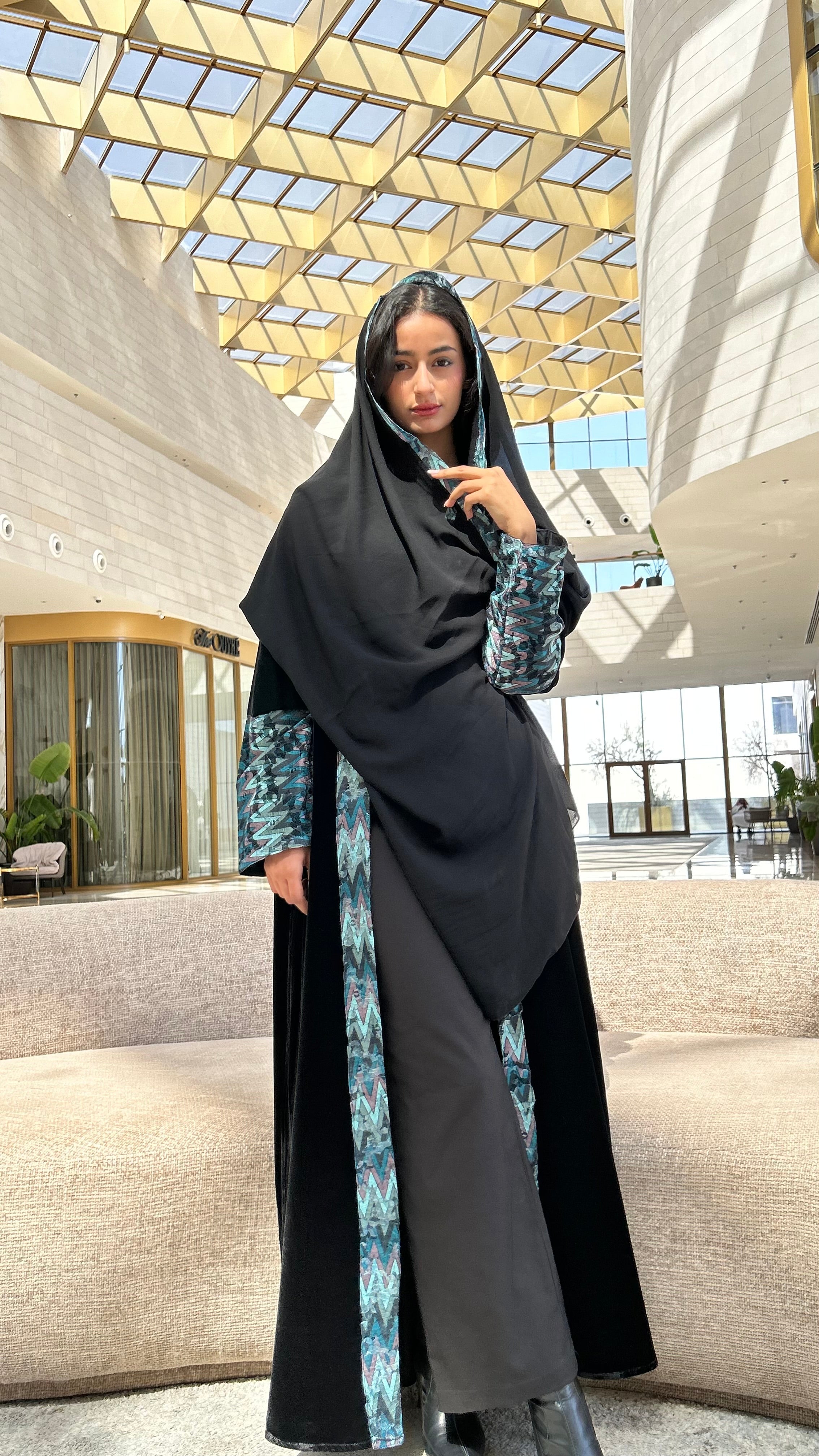 MWT561 - عباية مخمل مع تدخيلة الوان - Aya