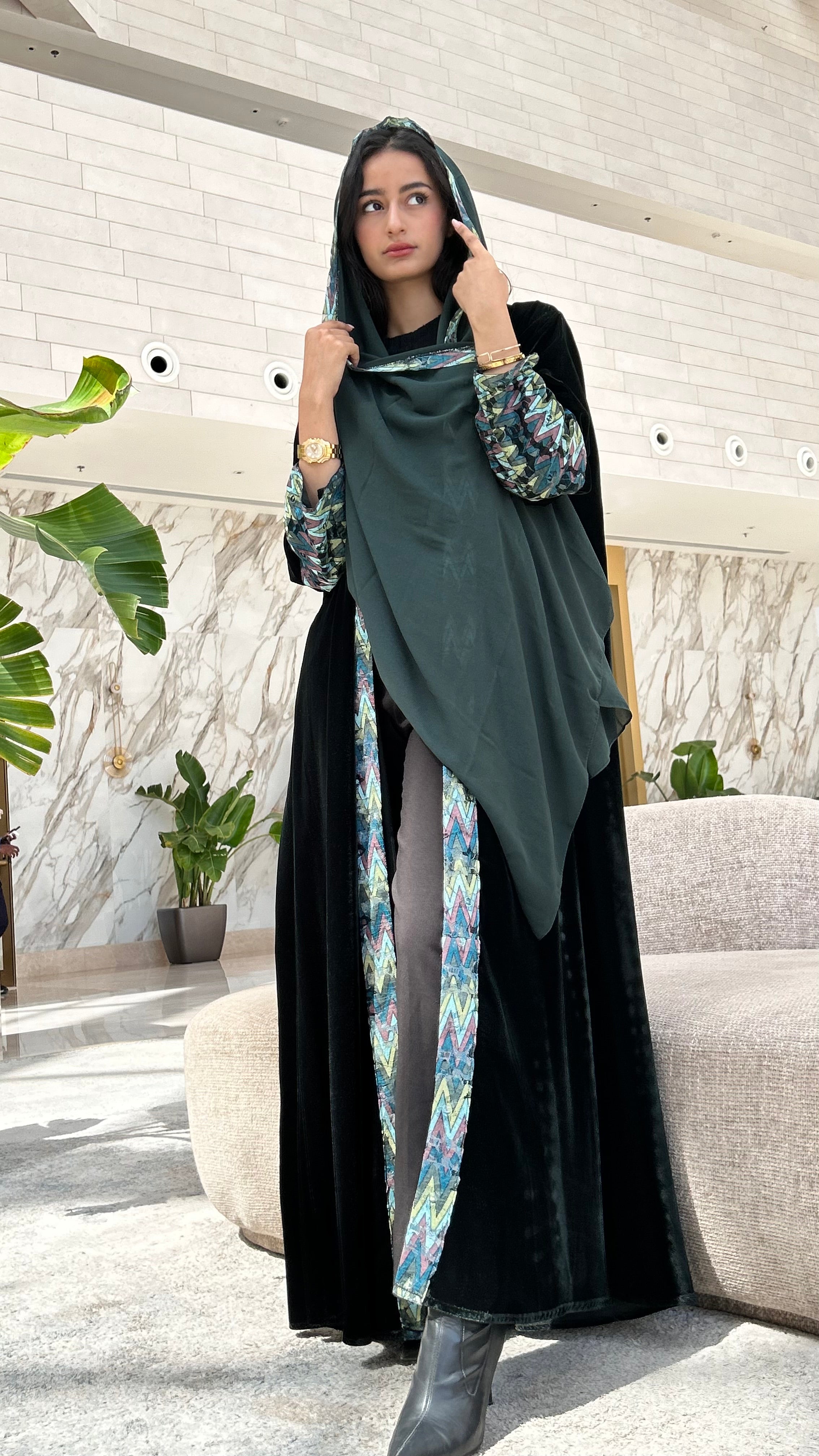 MWT562 - عباية مخمل مع تدخيلة الوان - Aya