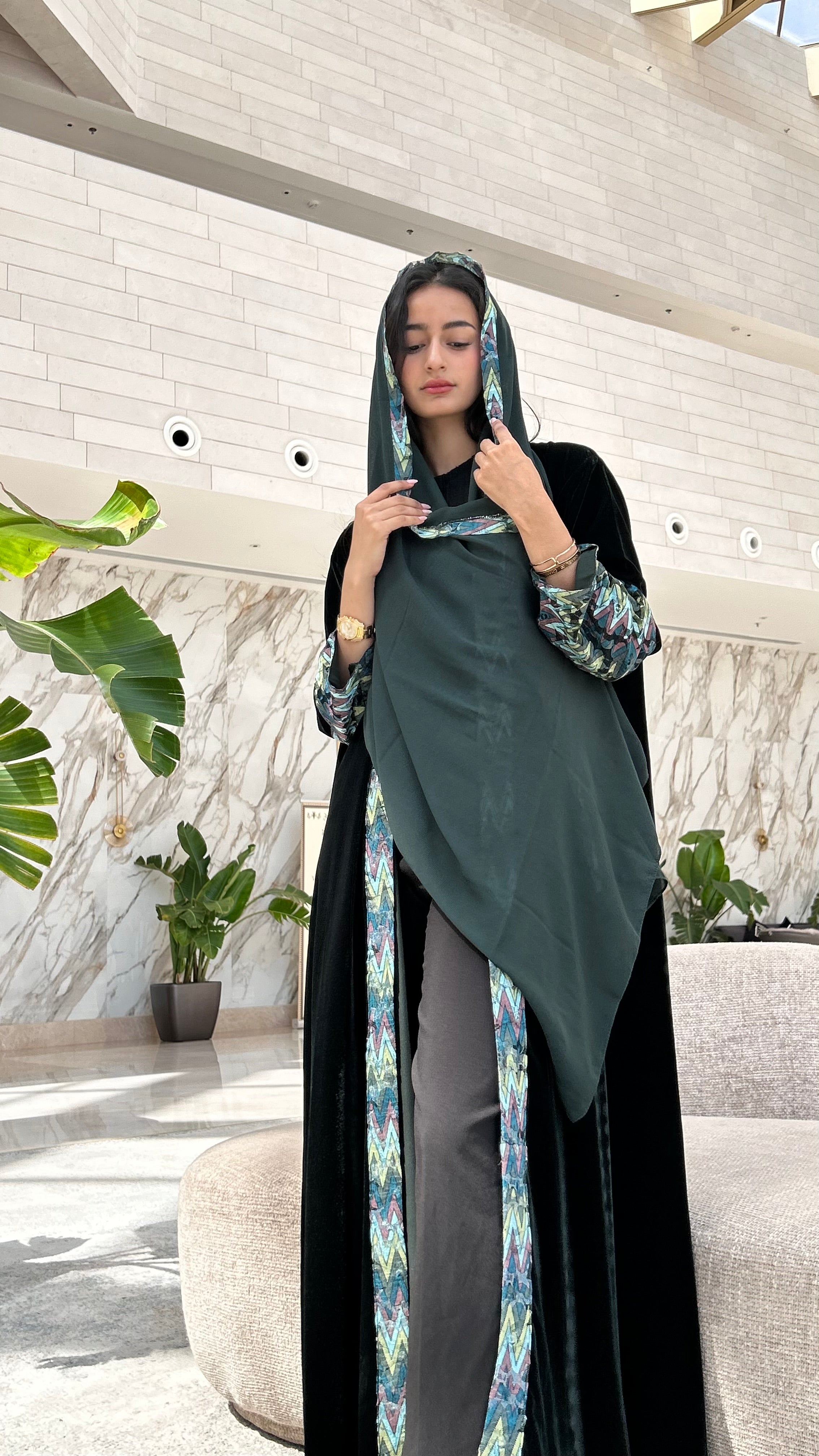 MWT562 - عباية مخمل مع تدخيلة الوان - Aya