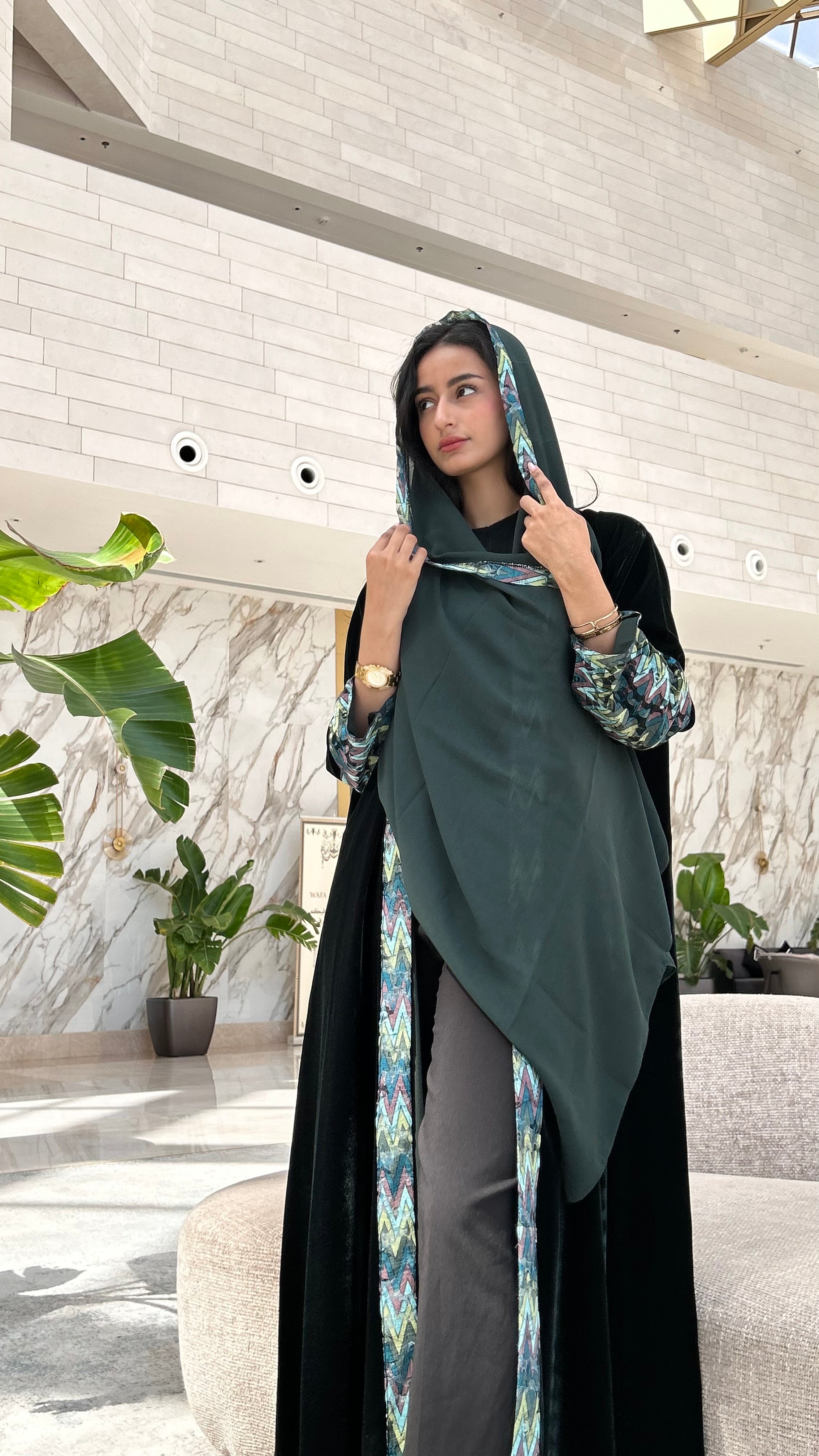 MWT562 - عباية مخمل مع تدخيلة الوان - Aya