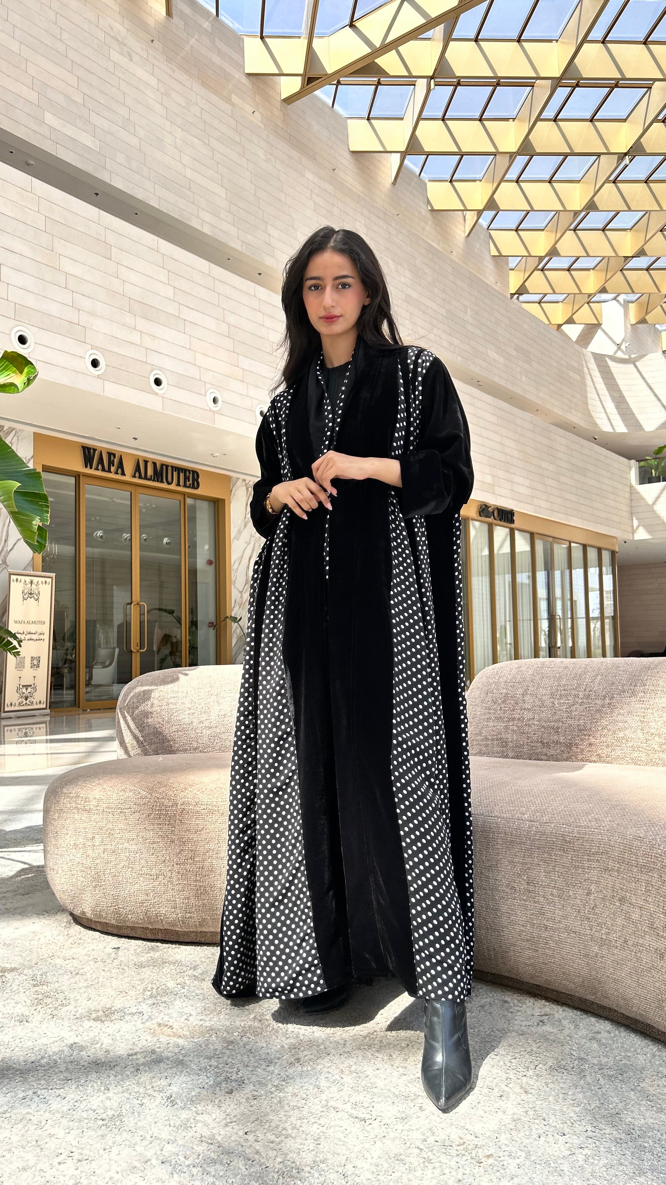 MWT563 - عباية مخمل مع قماش شيفون منقط - Aya