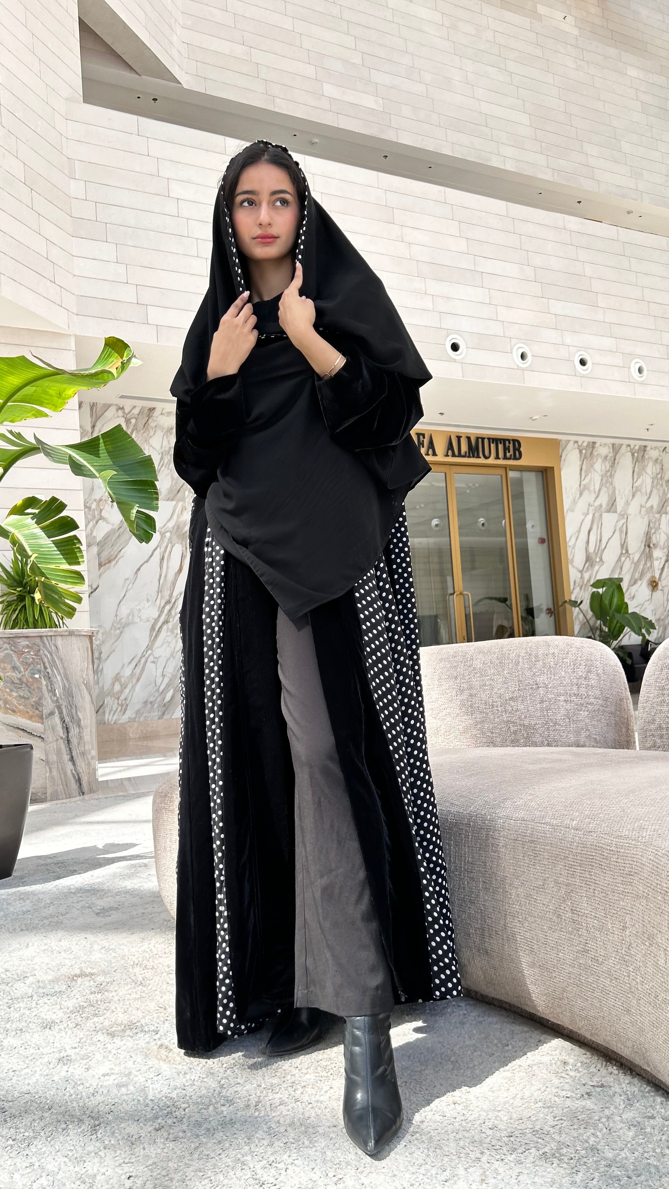 MWT563 - عباية مخمل مع قماش شيفون منقط - Aya