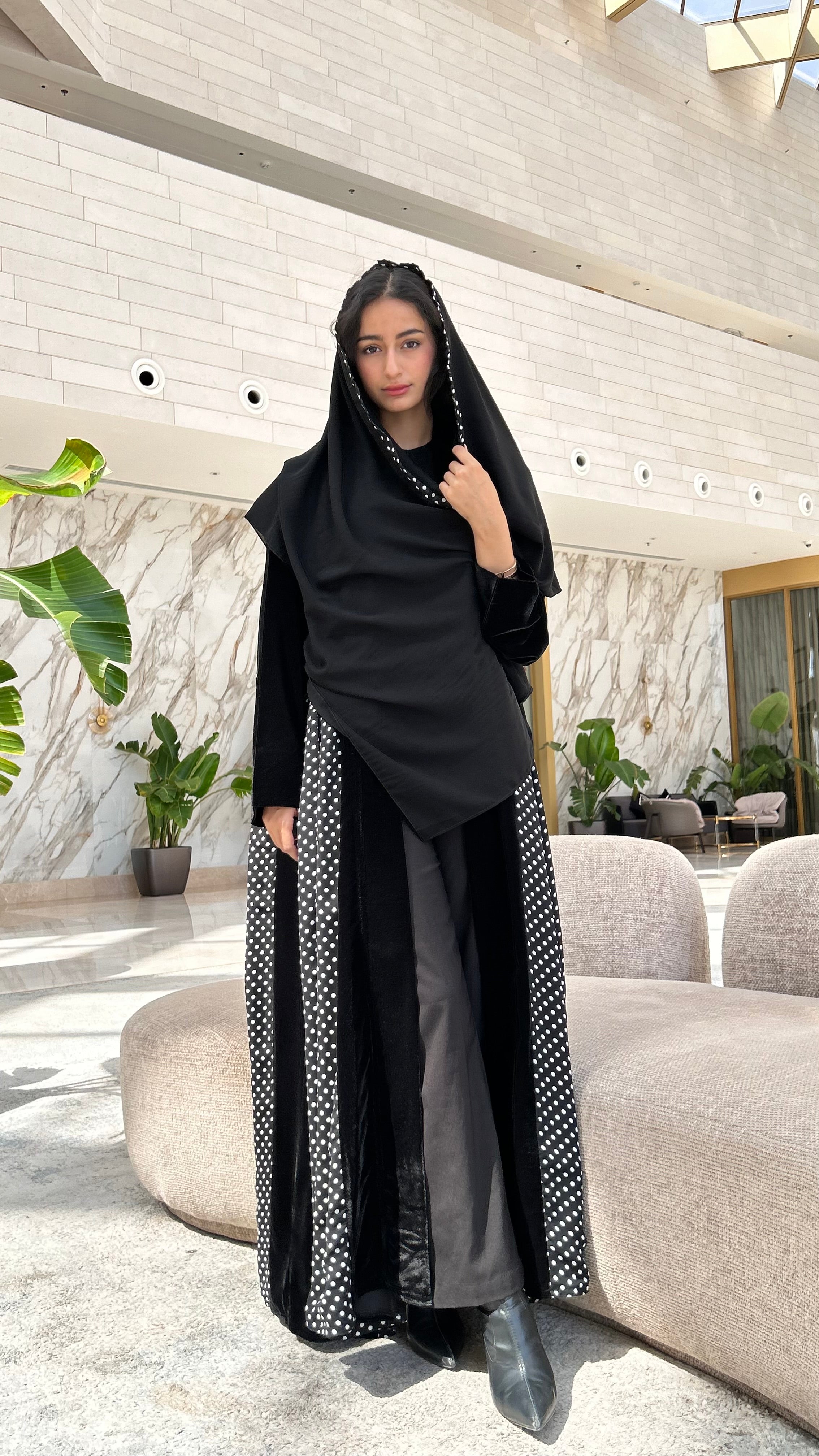 MWT563 - عباية مخمل مع قماش شيفون منقط - Aya