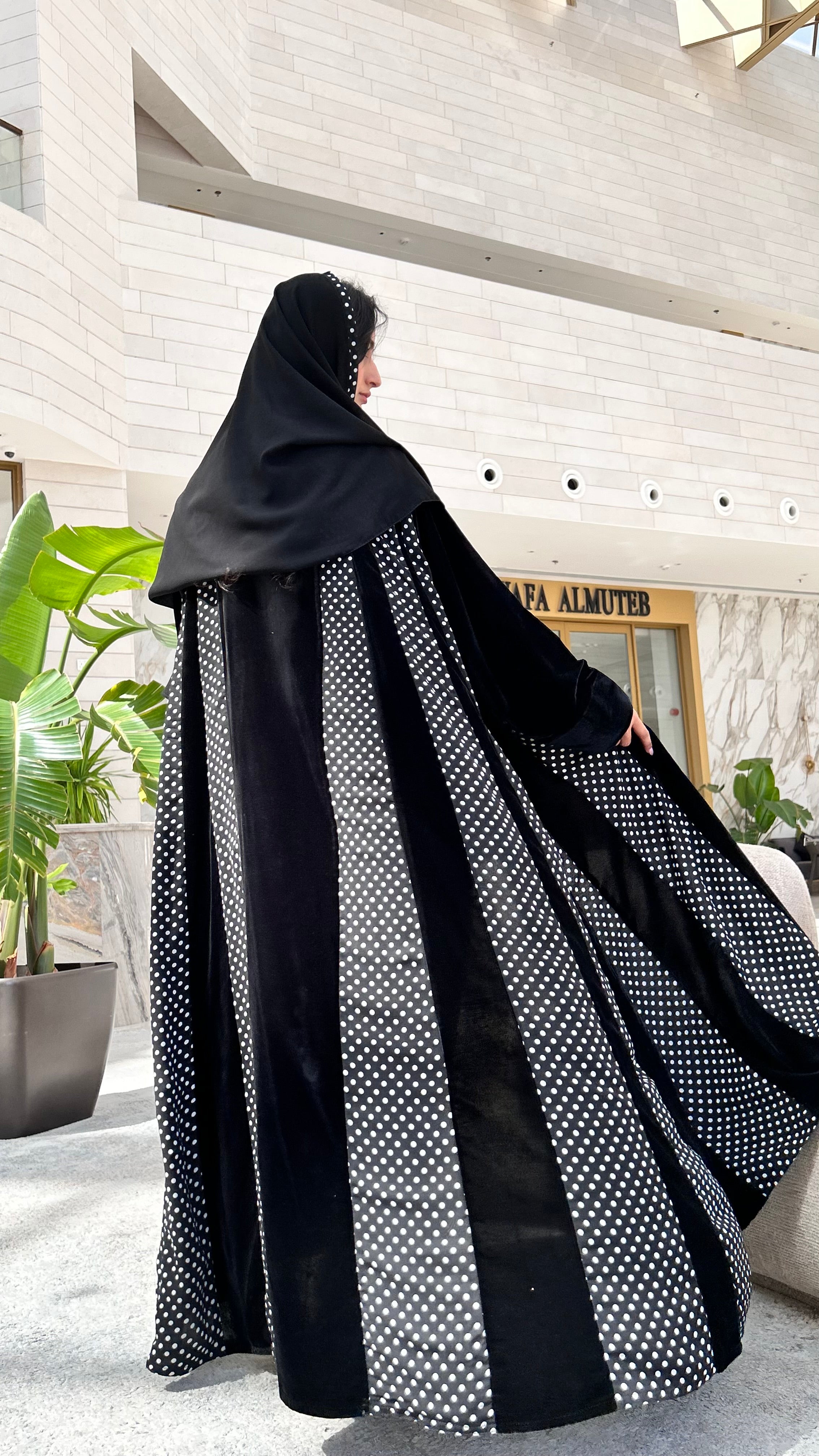 MWT563 - عباية مخمل مع قماش شيفون منقط - Aya