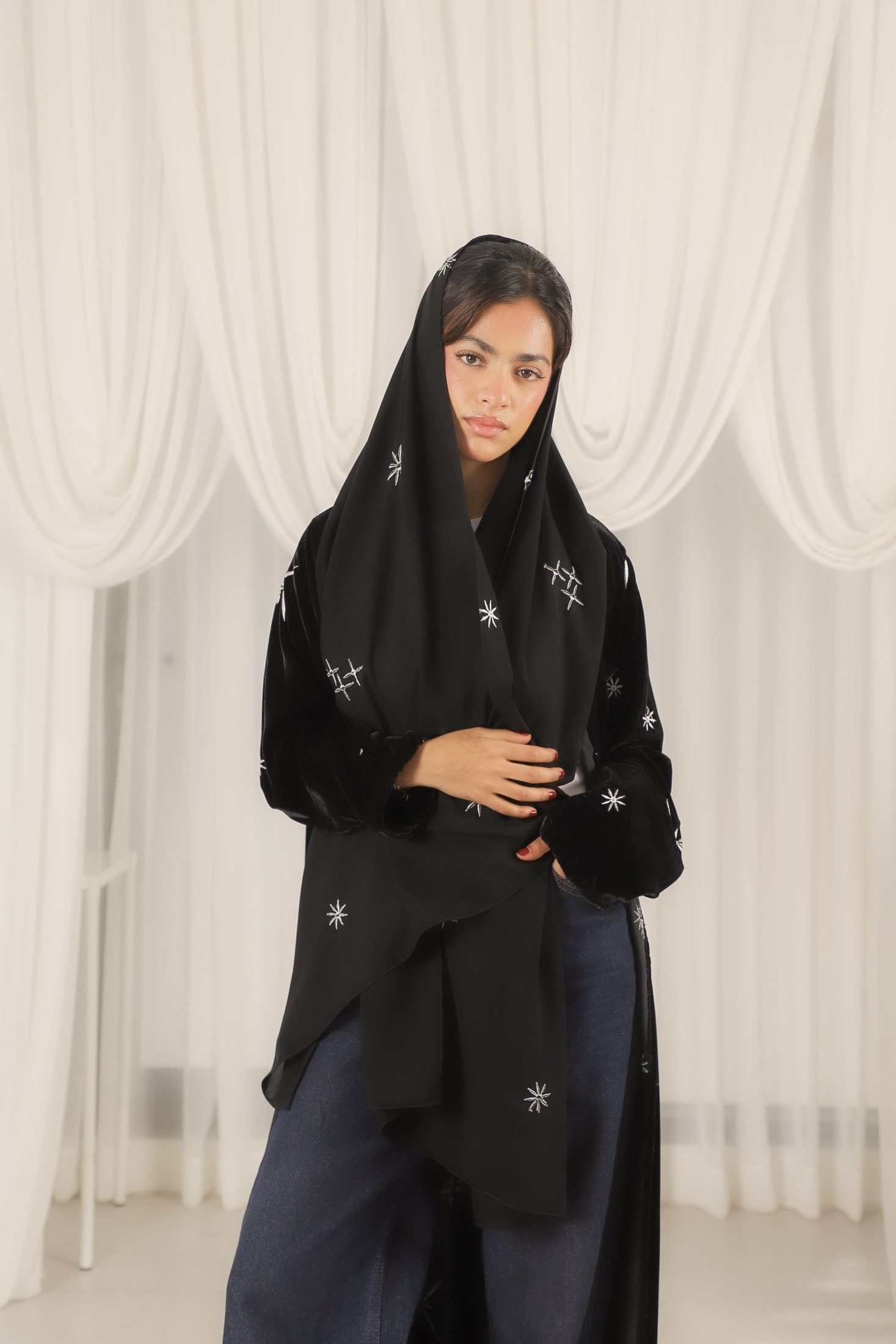 MWT643 - عباية مخمل تطريز نجمات - Aya