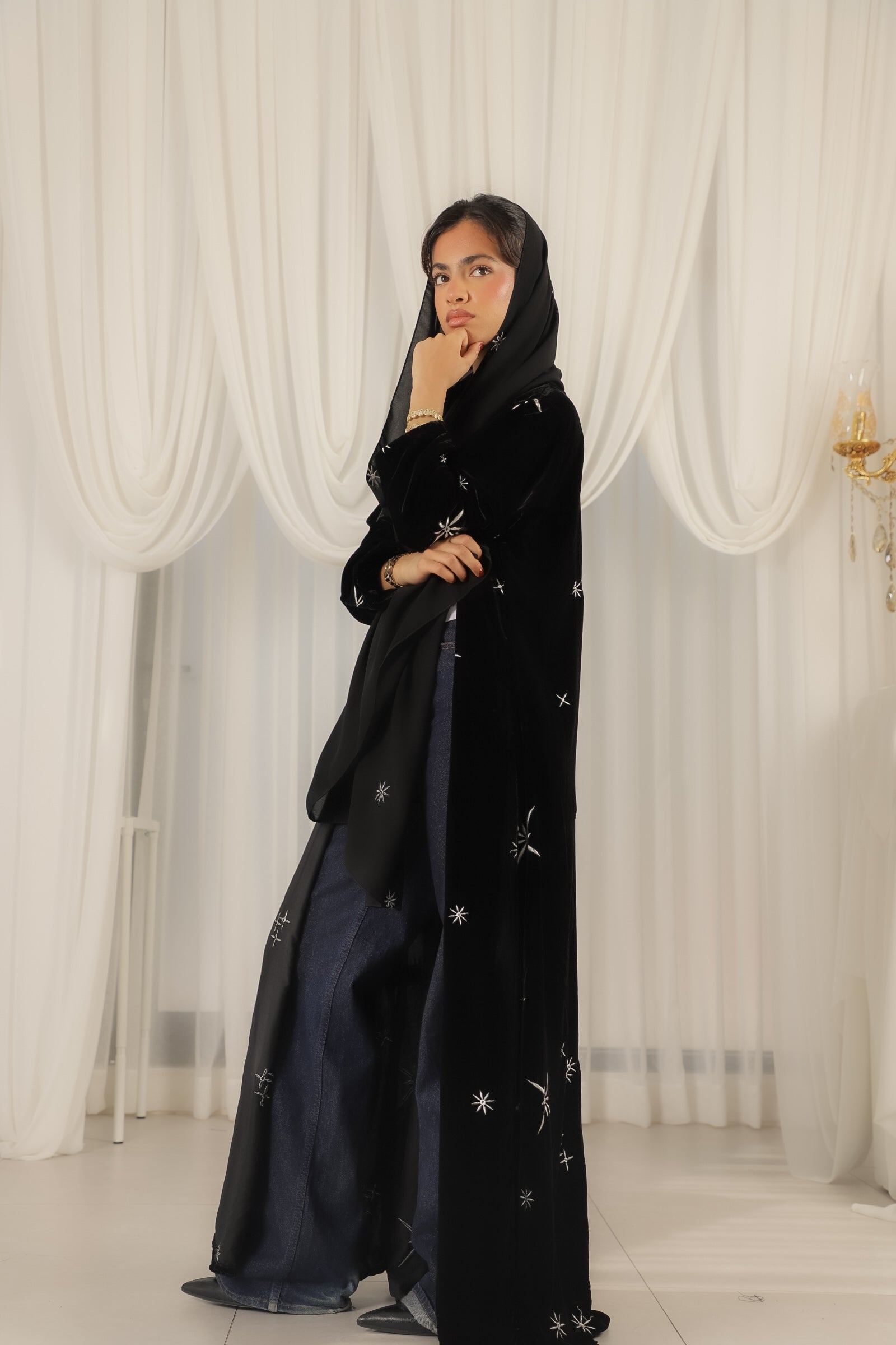 MWT643 - عباية مخمل تطريز نجمات - Aya