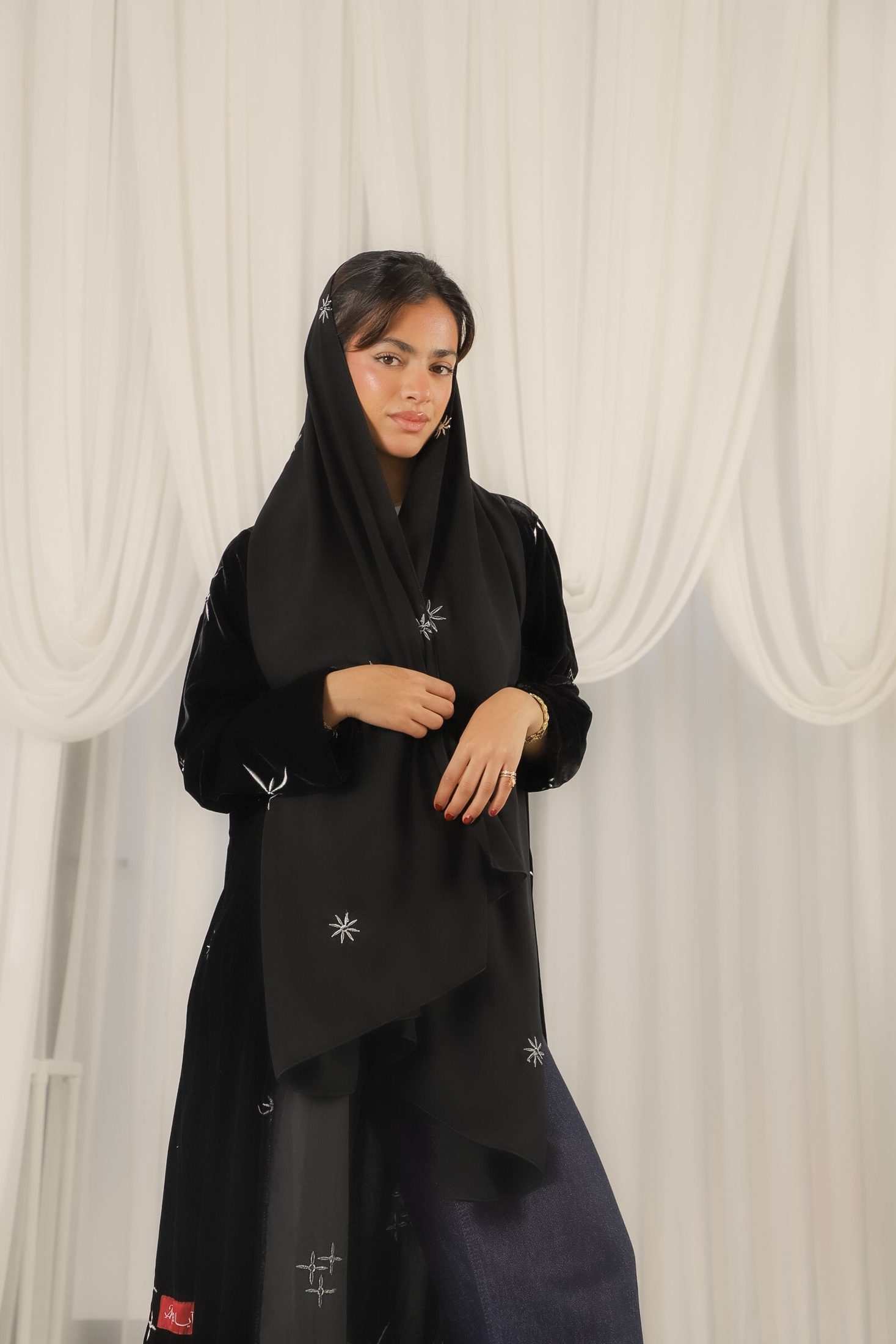 MWT643 - عباية مخمل تطريز نجمات - Aya
