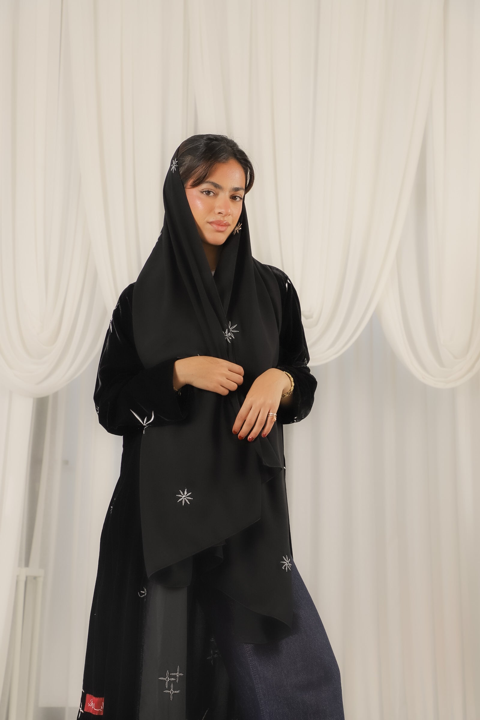 MWT643 - عباية مخمل تطريز نجمات - Aya