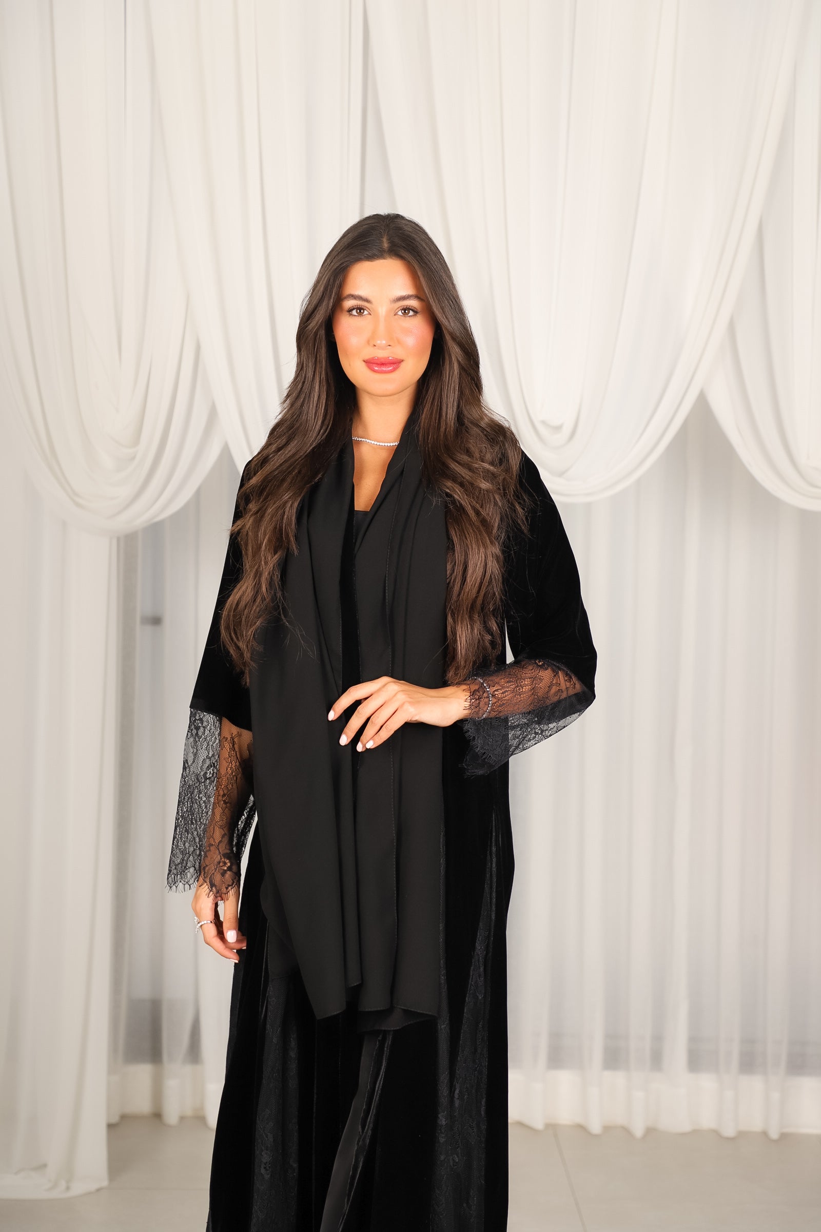 MWT802 - عباية مخمل مع تدخيلة  دانتيل - Aya