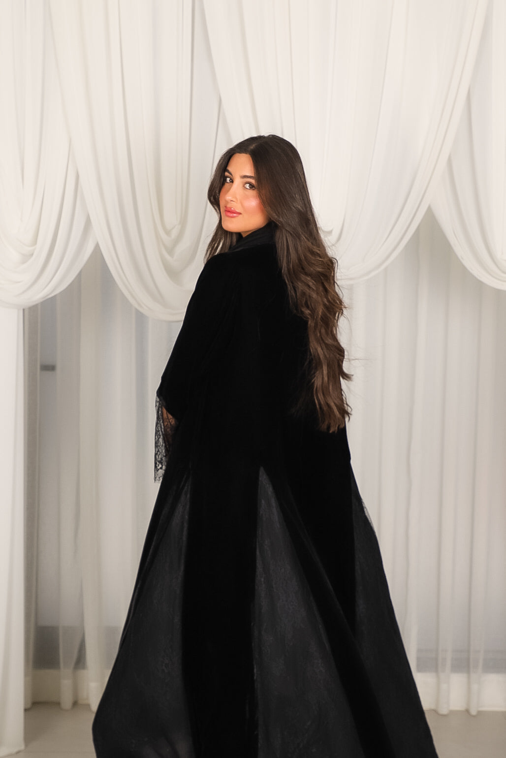 MWT802 - عباية مخمل مع تدخيلة  دانتيل - Aya