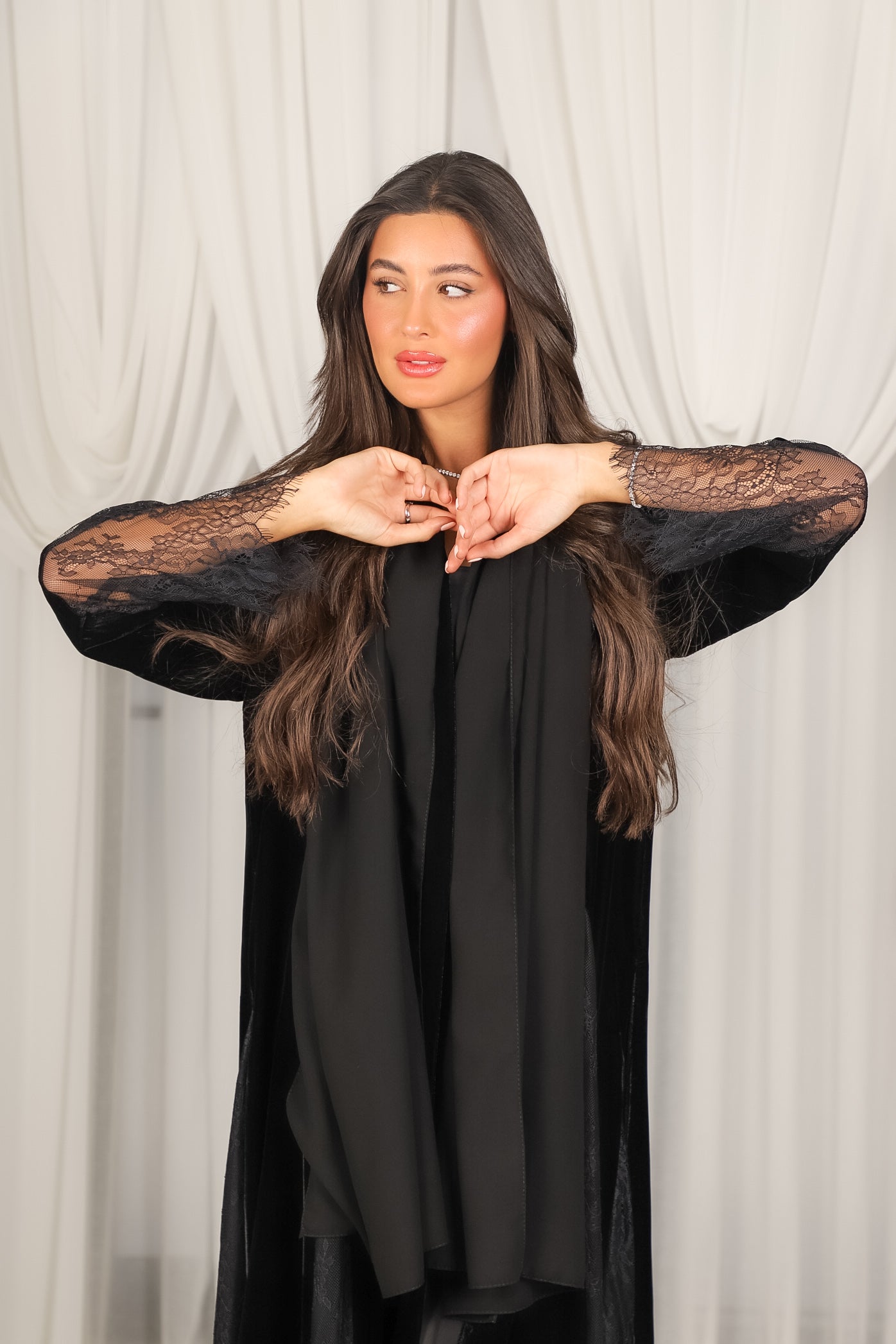 MWT802 - عباية مخمل مع تدخيلة  دانتيل - Aya