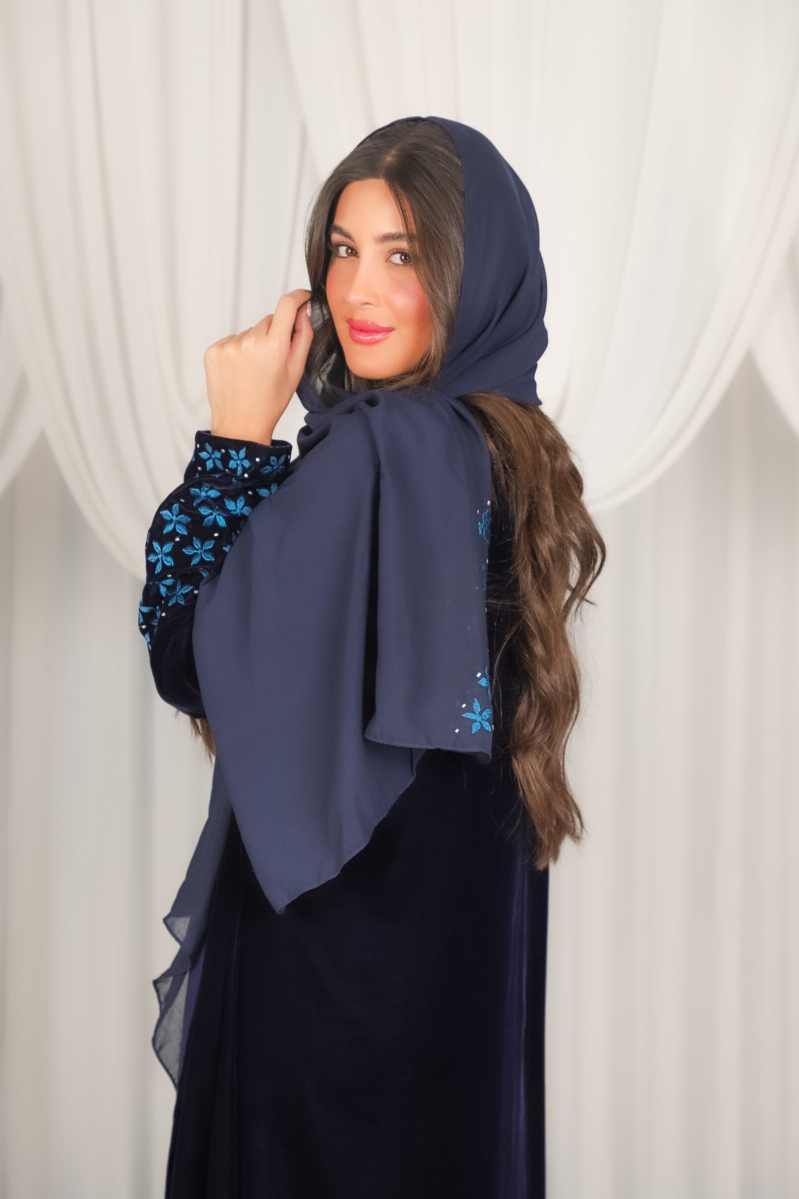 MWT803 - عباية مخمل كحلي مع تطريز نجمات بالاكمام - Aya