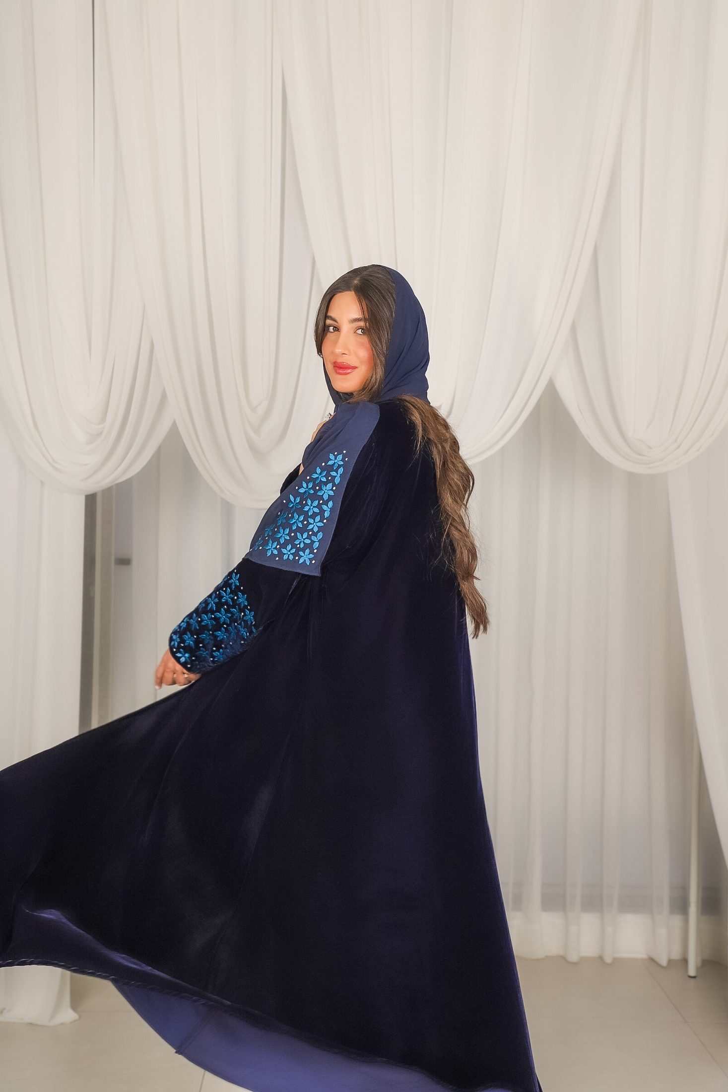 MWT803 - عباية مخمل كحلي مع تطريز نجمات بالاكمام - Aya