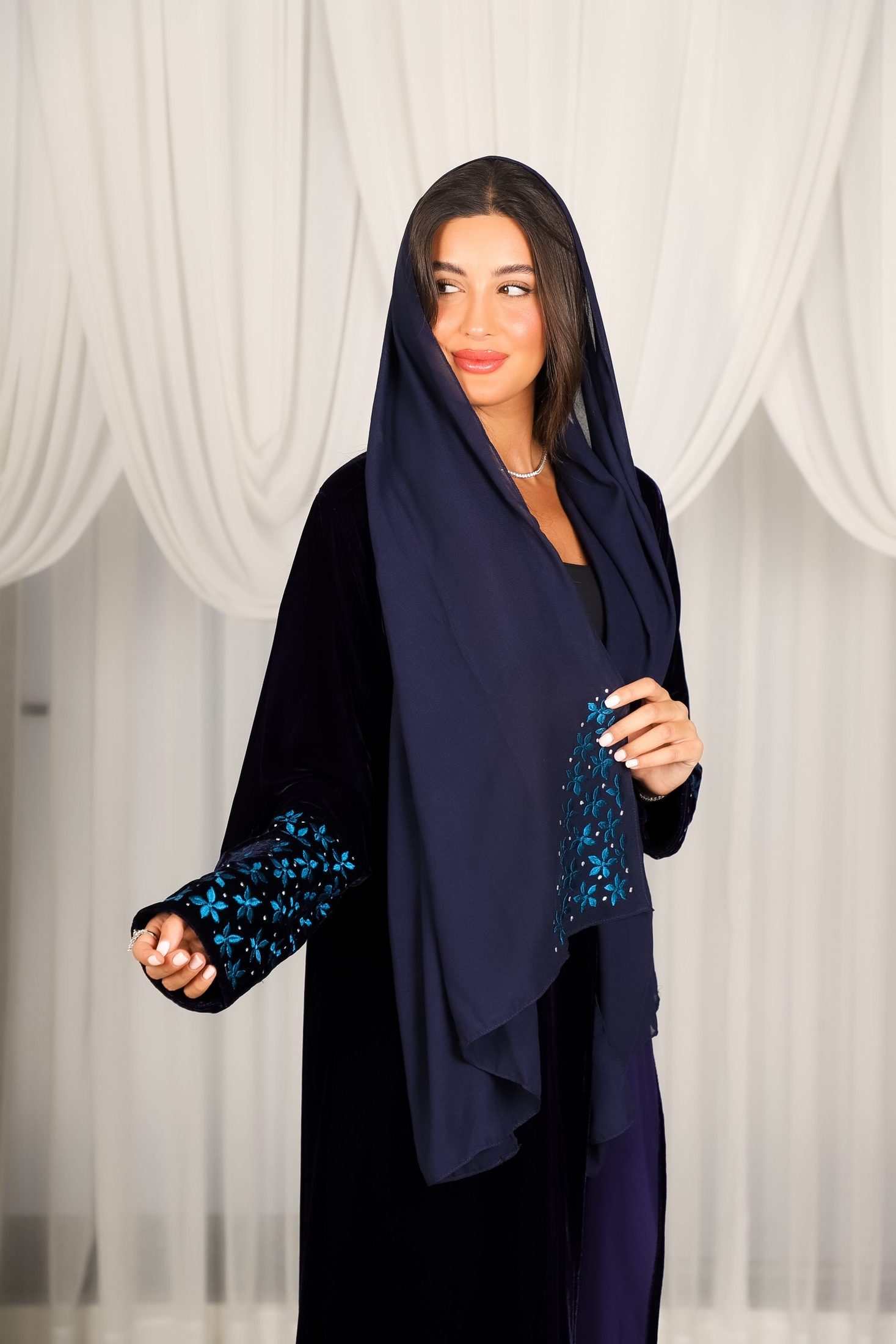 MWT803 - عباية مخمل كحلي مع تطريز نجمات بالاكمام - Aya