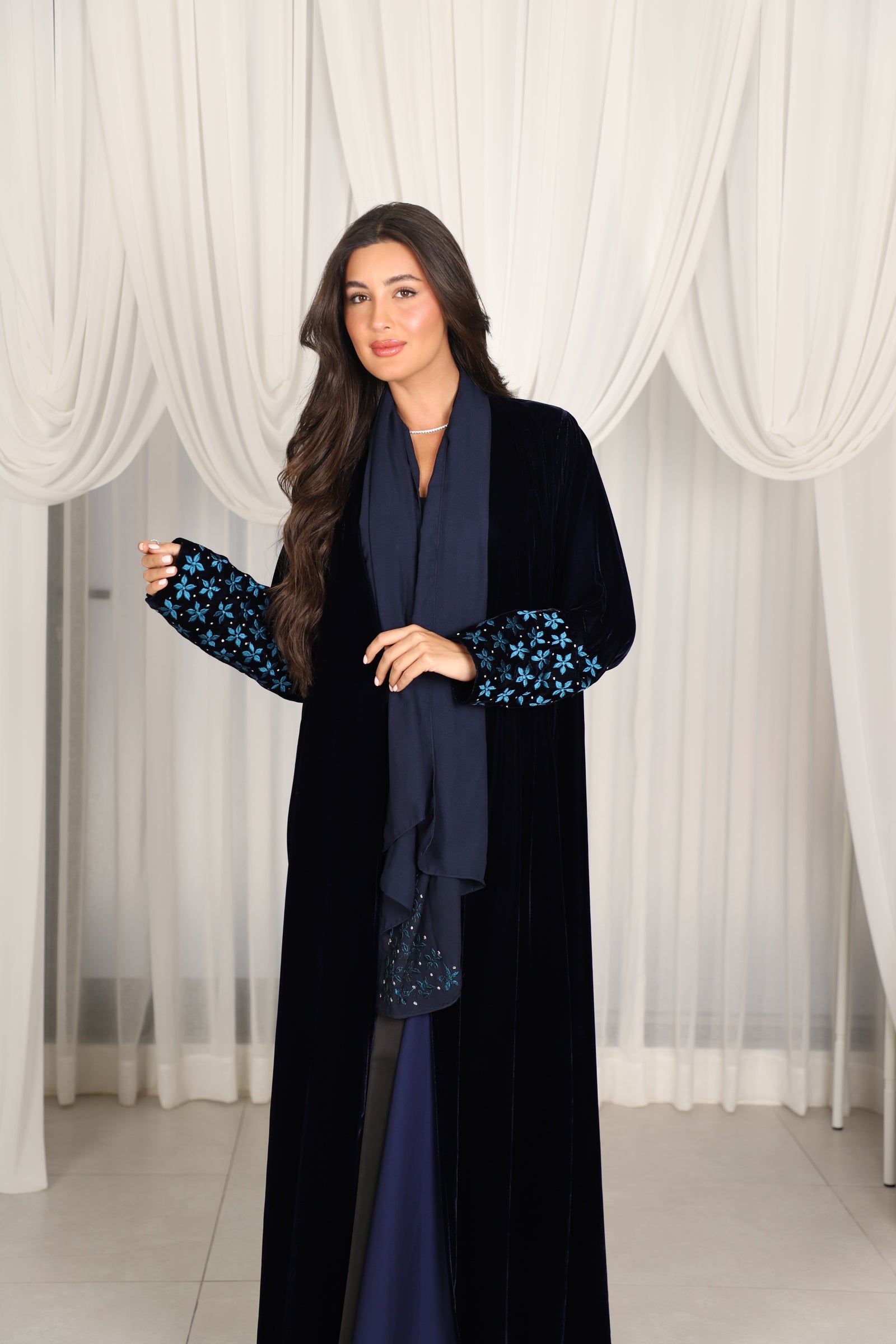 MWT803 - عباية مخمل كحلي مع تطريز نجمات بالاكمام - Aya