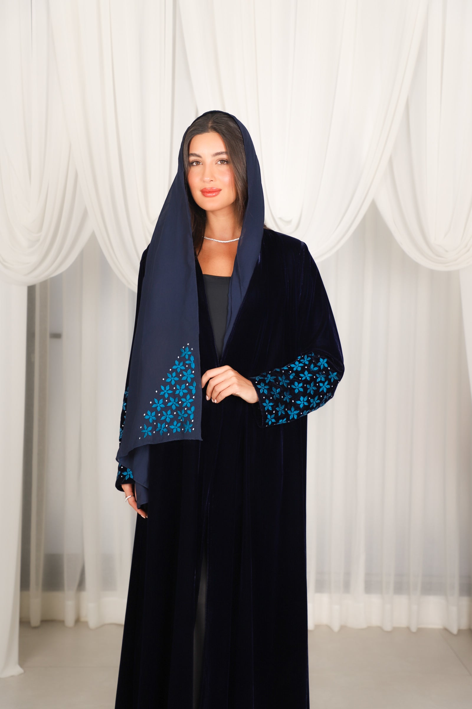 MWT803 - عباية مخمل كحلي مع تطريز نجمات بالاكمام - Aya