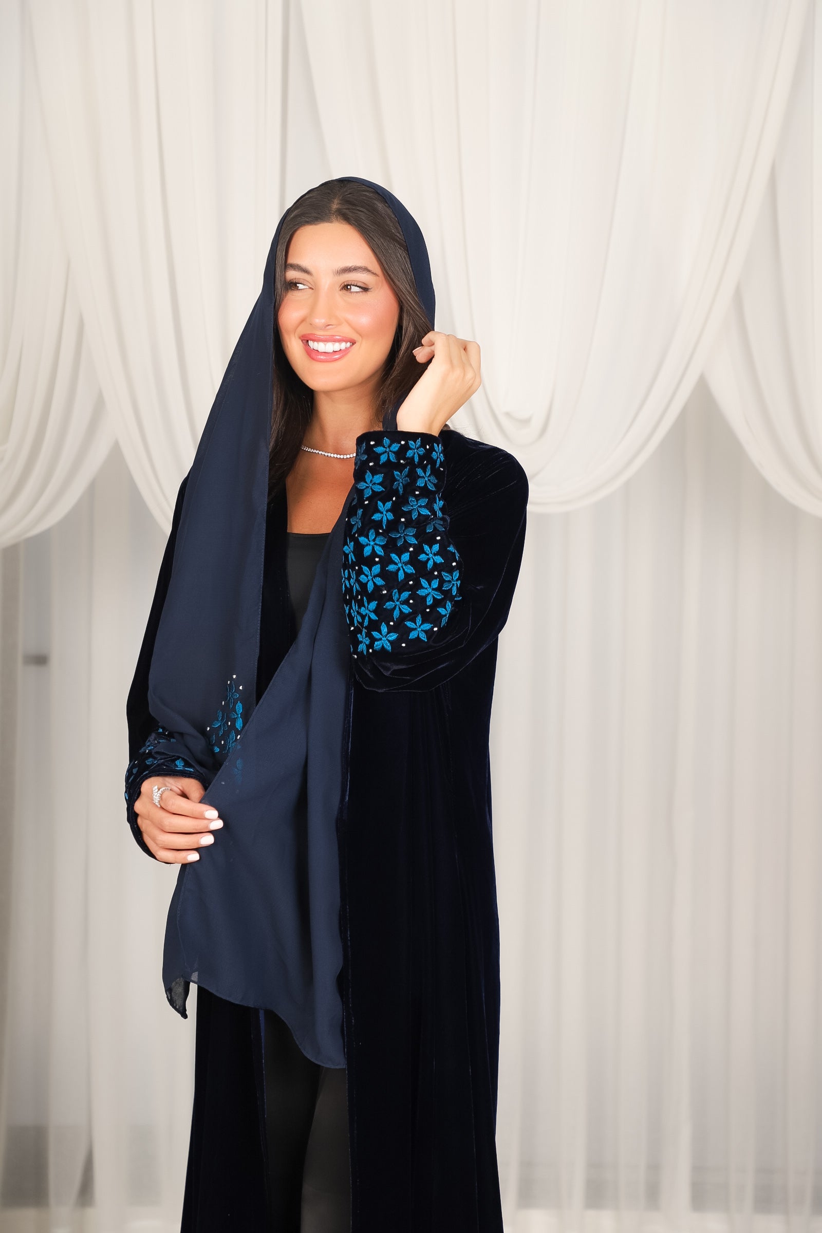 MWT803 - عباية مخمل كحلي مع تطريز نجمات بالاكمام - Aya