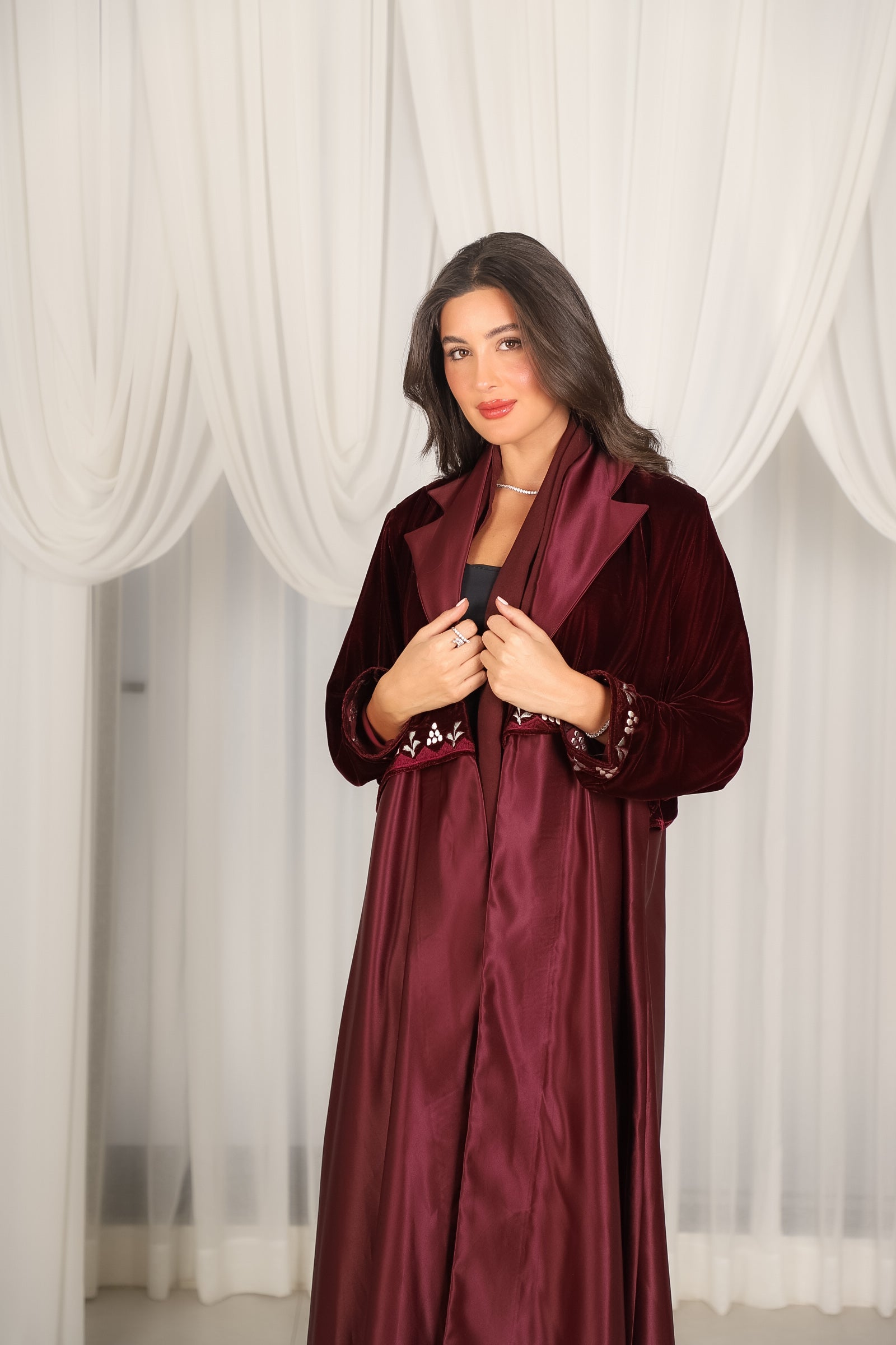 MWT804 - عباية مخمل بقصة مع اطراف تطريز - Aya