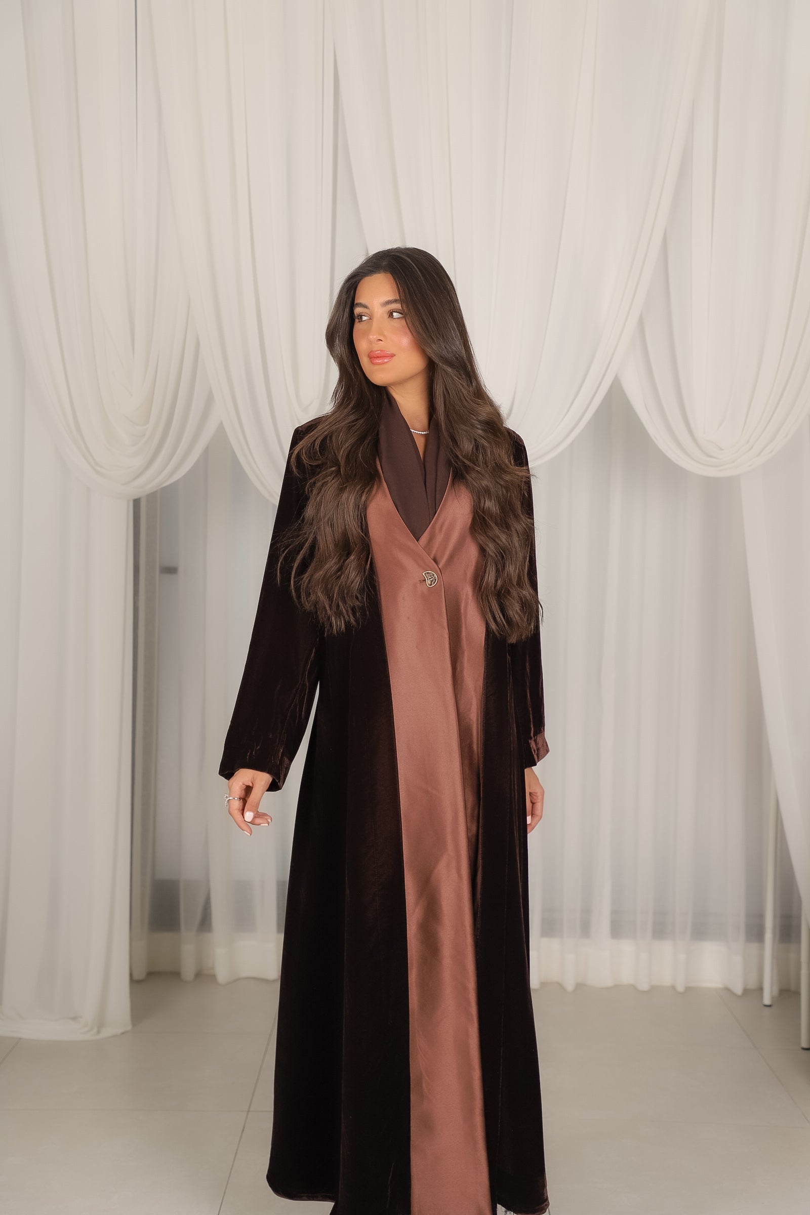 MWT805 - عباية مخمل بني بقصة بليزر مع تدخيلة - Aya