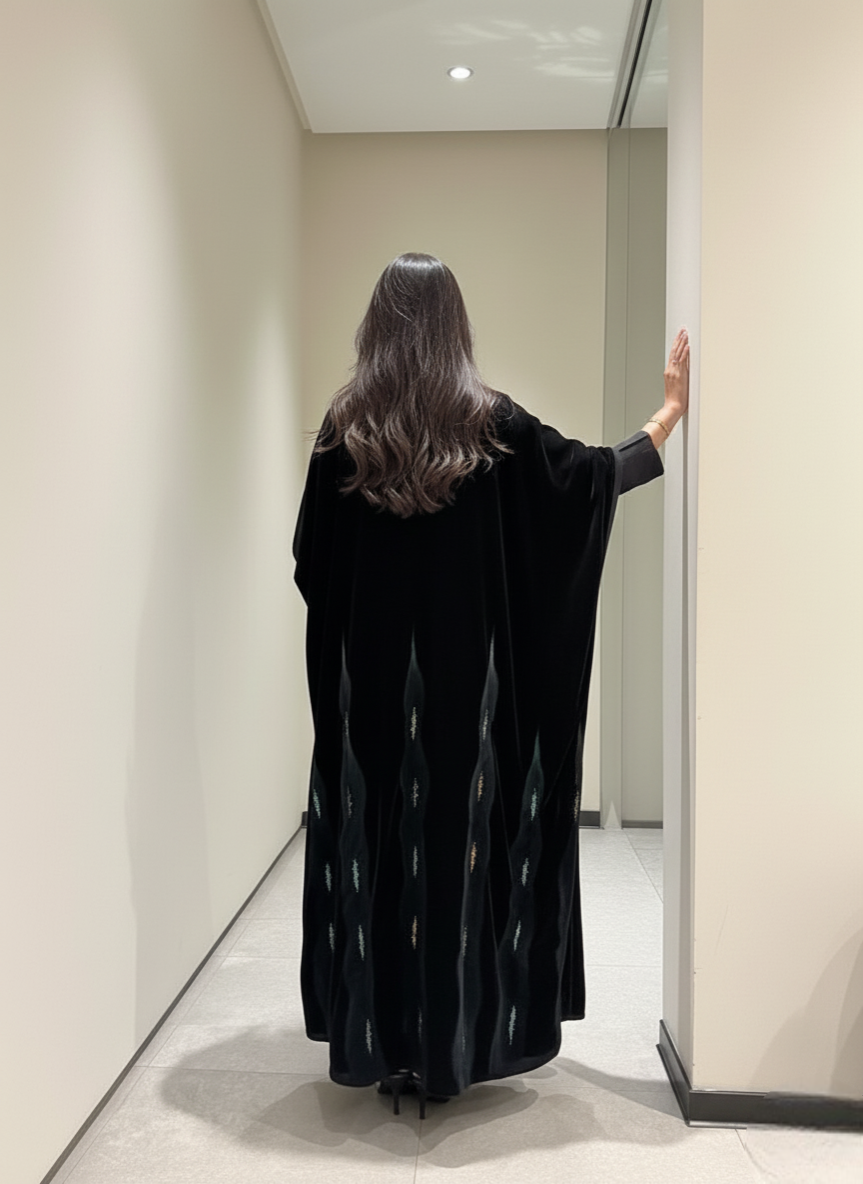 MWT904 - عباية سوداء نص كلوش مع بشت مخمل - Aya