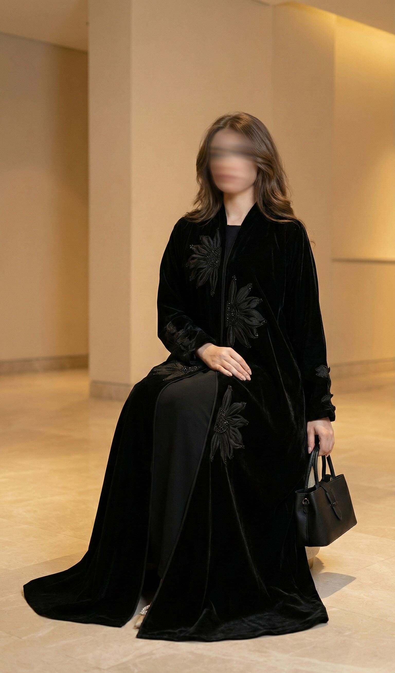 MWT906 - عباية مخمل مع تطريز ورد أسود - Aya