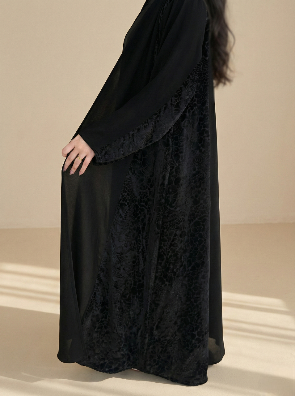 MWT912 - عباية مخمل مع قماش مشجر