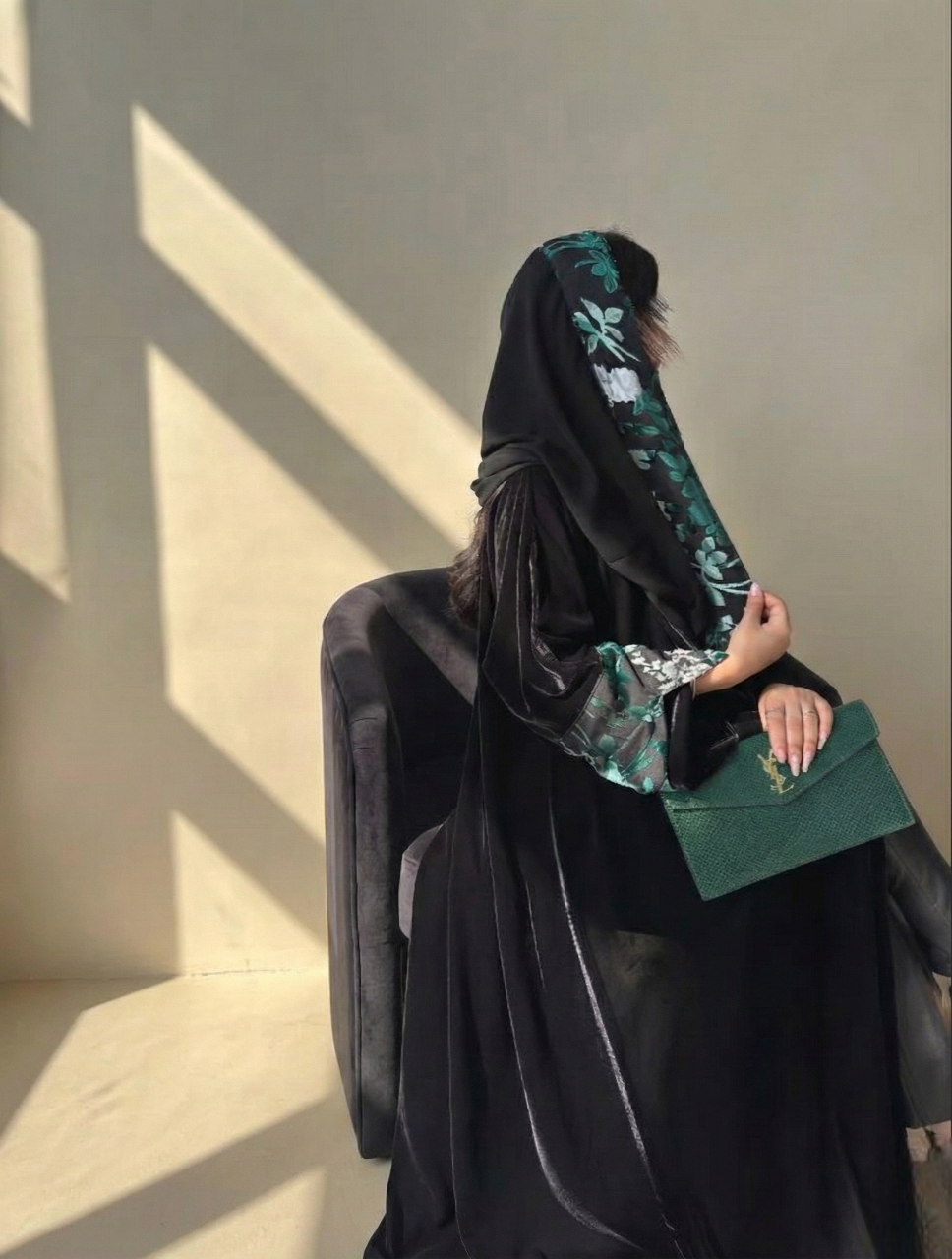 MW645 - Light Crepe Standing with Jacquard Half-Cloche