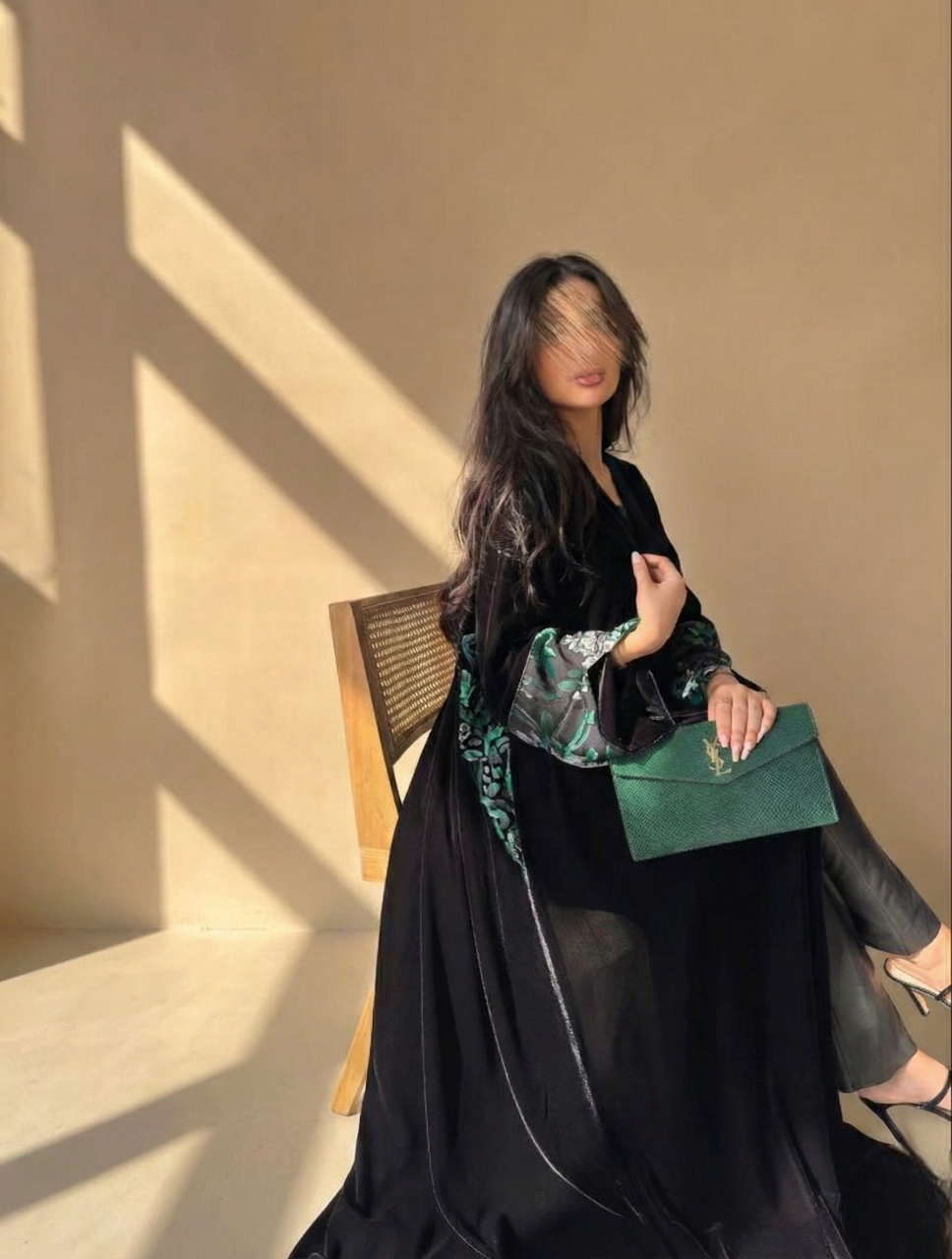 MW645 - Light Crepe Standing with Jacquard Half-Cloche