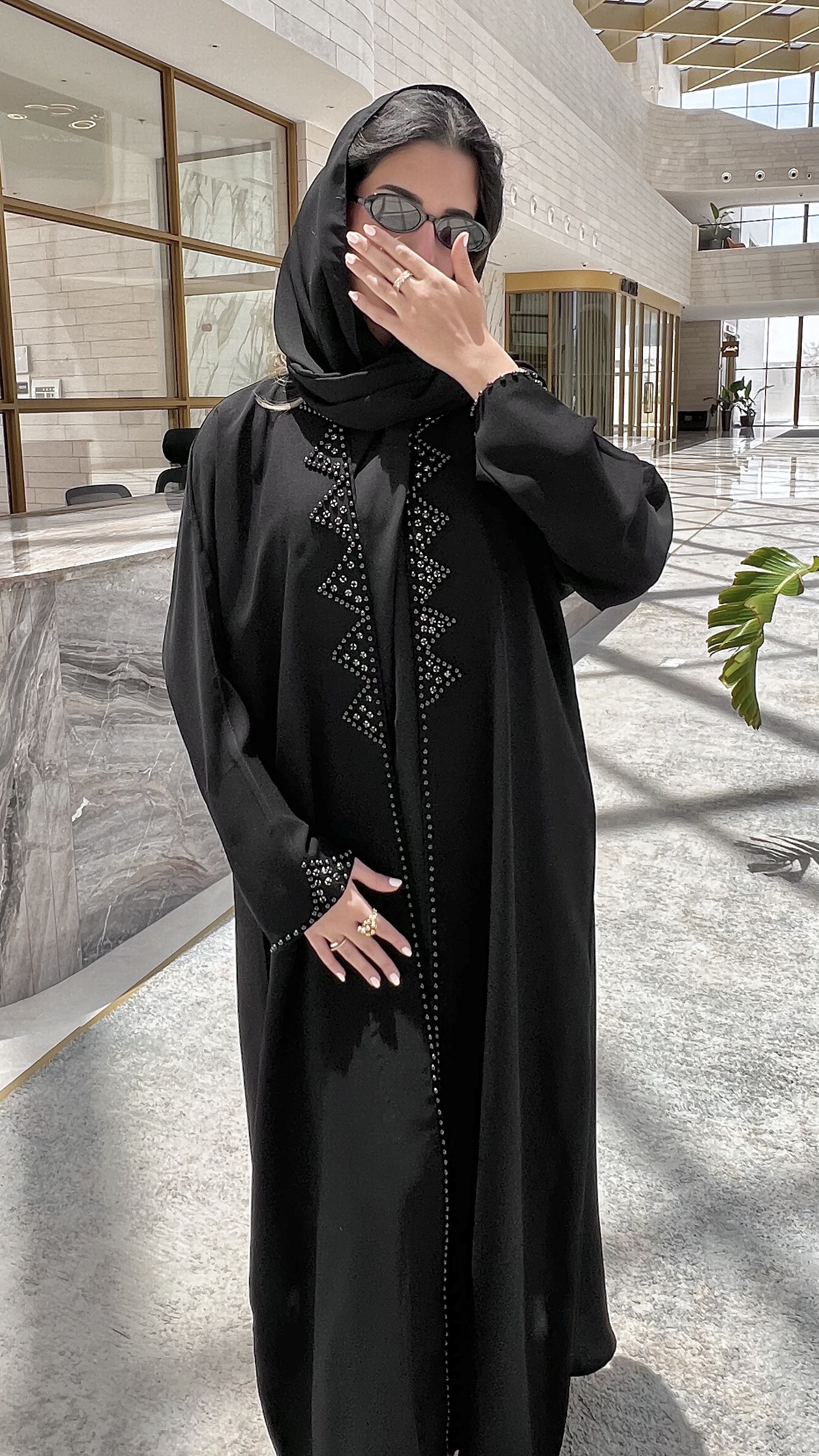 MW1598 - عباية سوداء بأطراف مطرزة | Black Abaya with Black Embroidered Edges