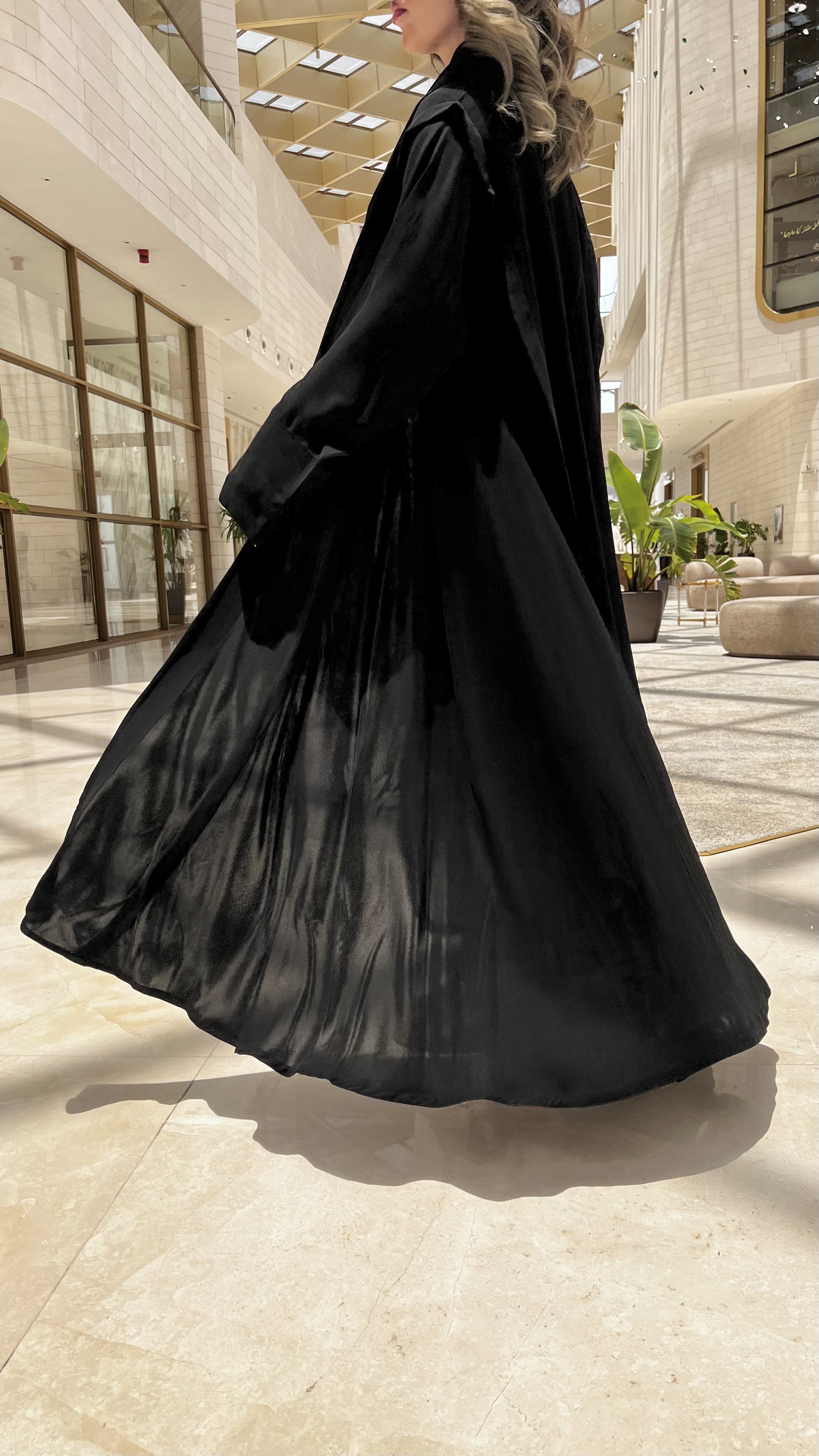 MW1599 - عباية سوداء كريب عملية | Black Practical Crepe Abaya