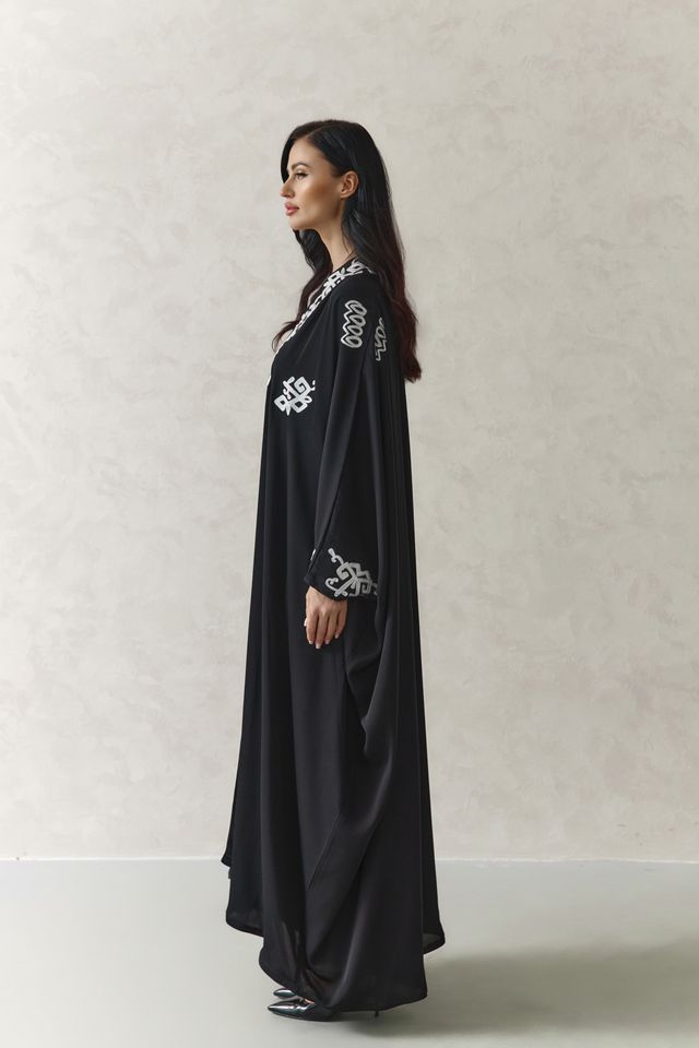 MW1875 -عباية مطرزه من الامام والاكمام بقصة البشت مع اضافة فستان داخلي