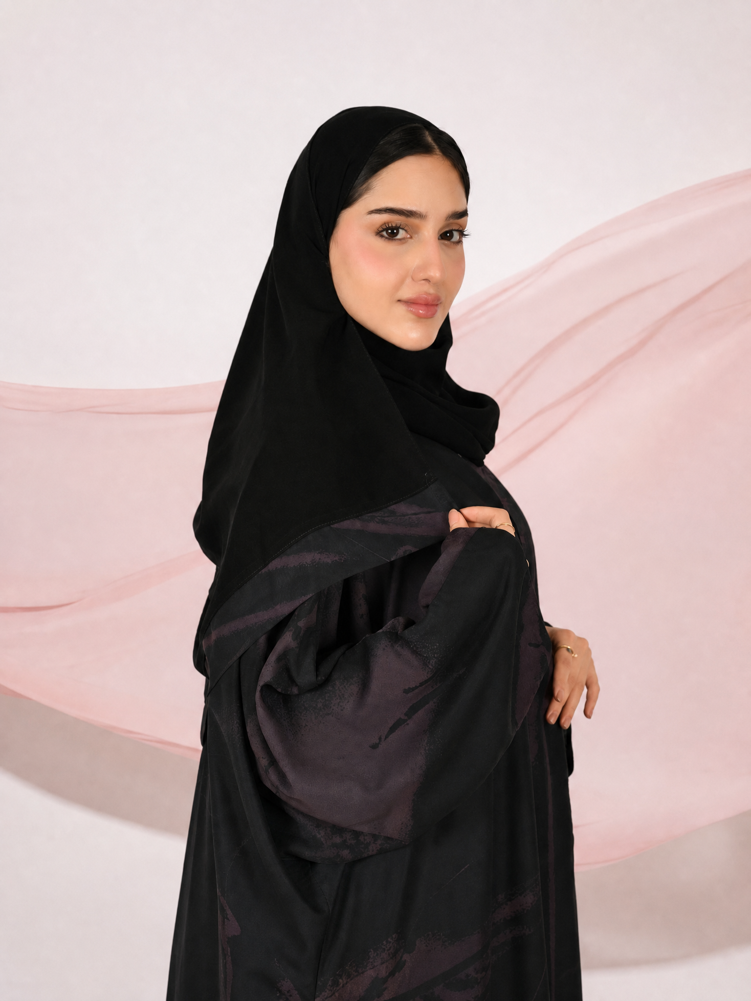 MWT4377 - عباية دبل فيس بتصميم عصري يجمع بين السادة والنقشات الراقي