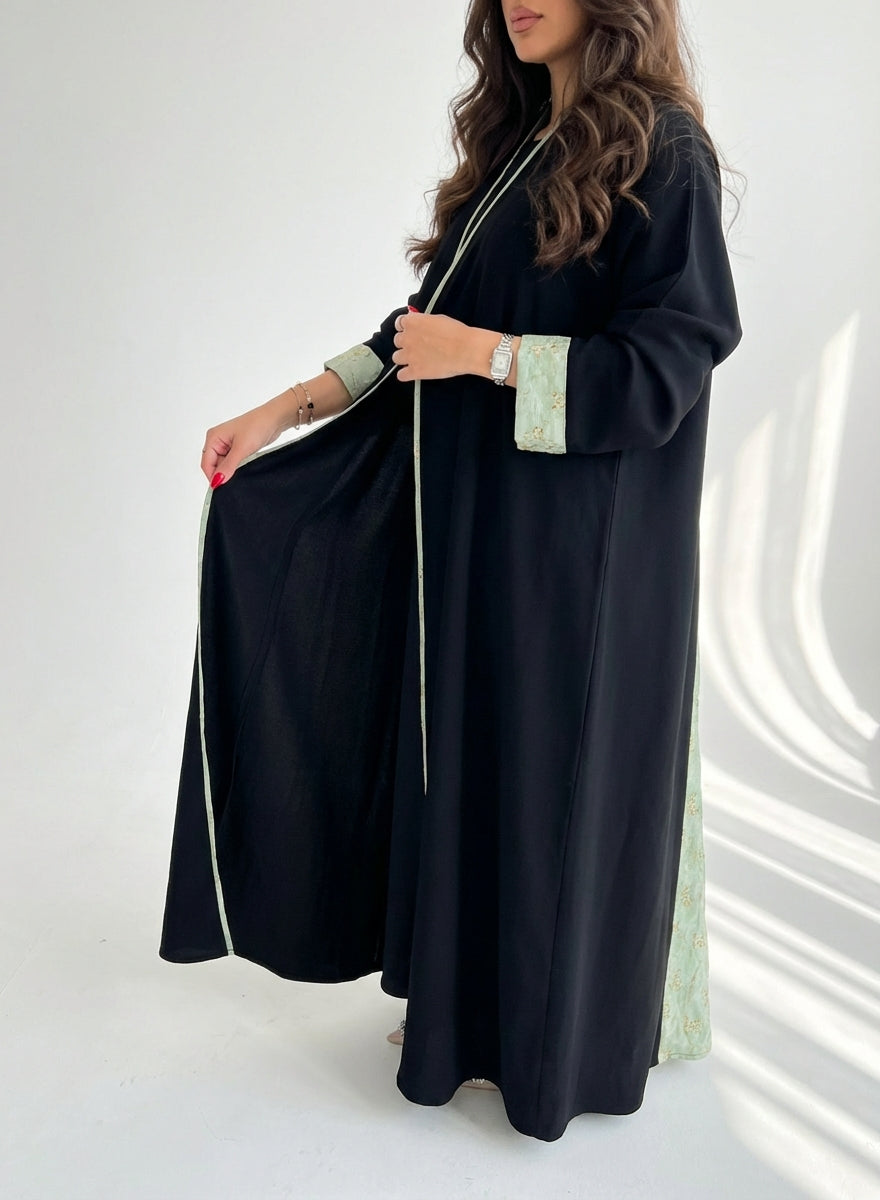 MWT795 - عباية كريب اسود مع تدخيله قماش لنن هندي