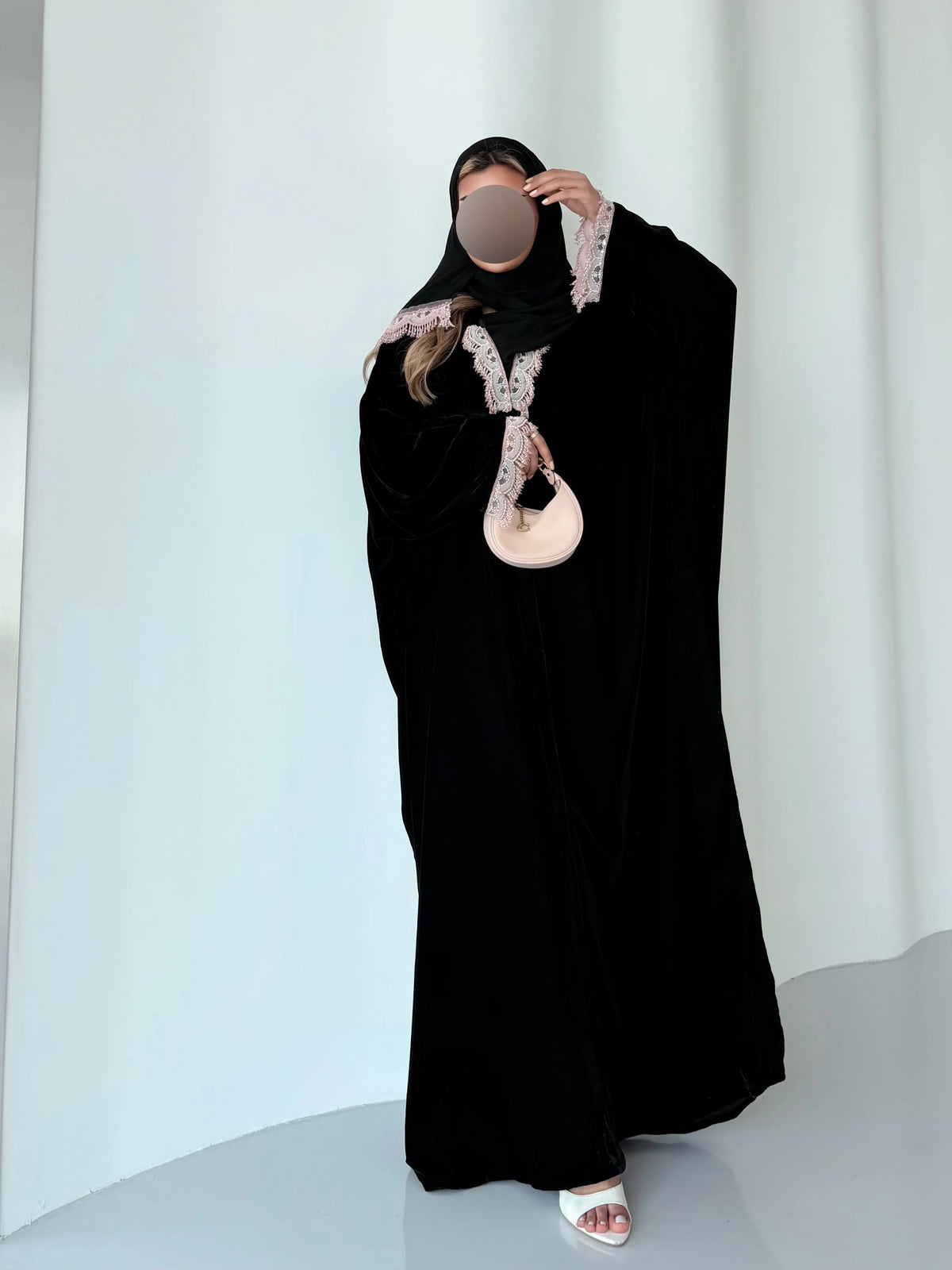 MWT5262 - مخمل اسود بتفاصيل آنوثية ناعمة و كمية محدودة - Aya