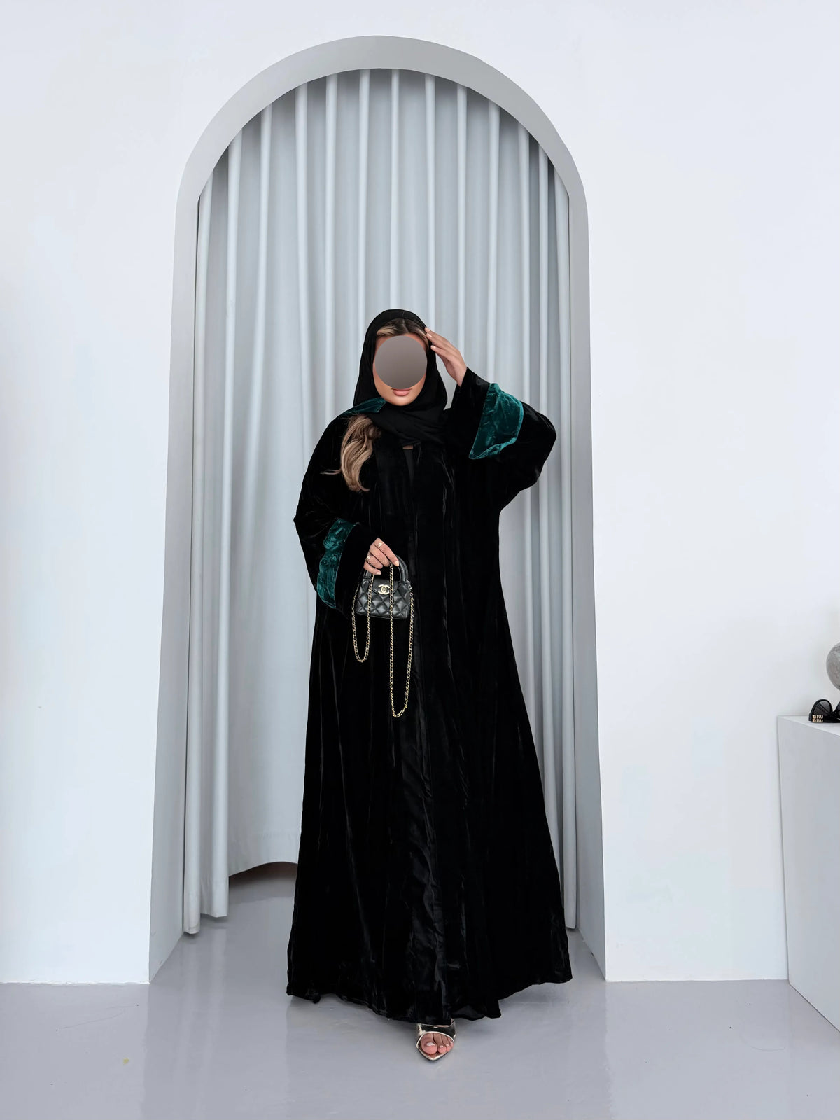 MWT5263 - عباية مخمل اسود ناعمة و تناسب إطلالتك اليومية - Aya