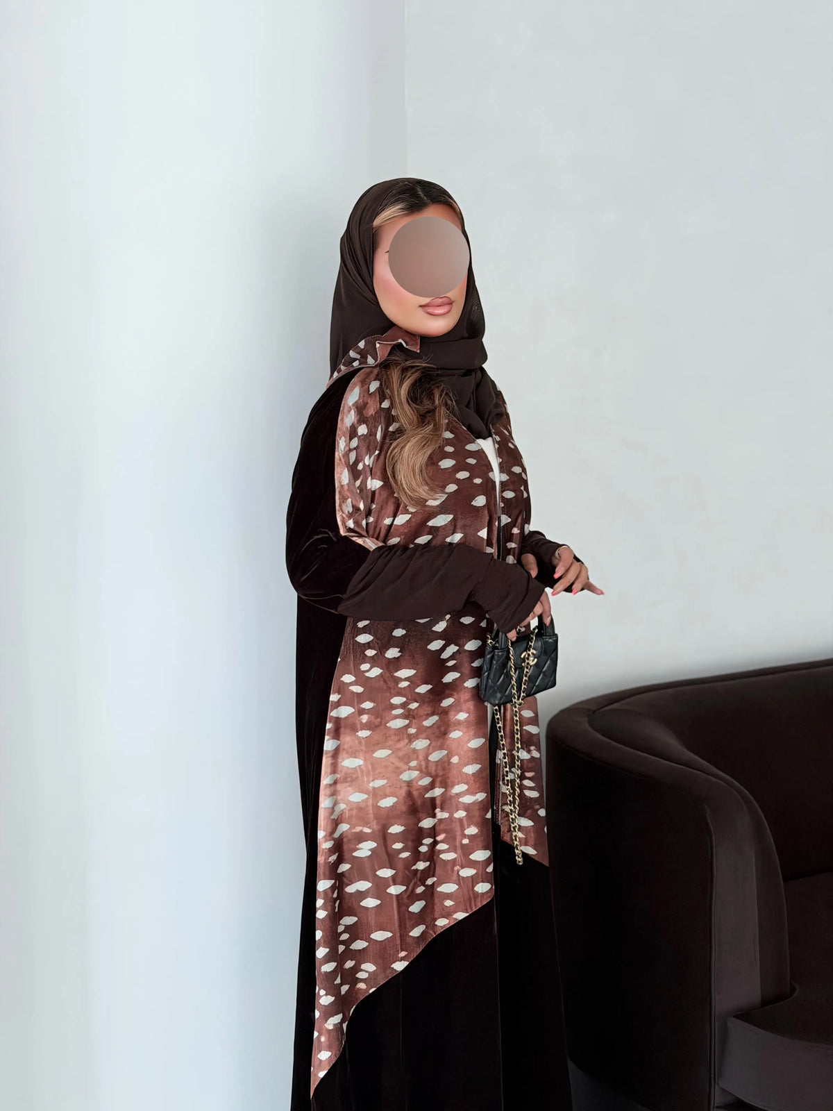 MWT5288 - عباية الغزالة مخمل بني مع مخمل طباعة و فتحة للأصبع - Aya