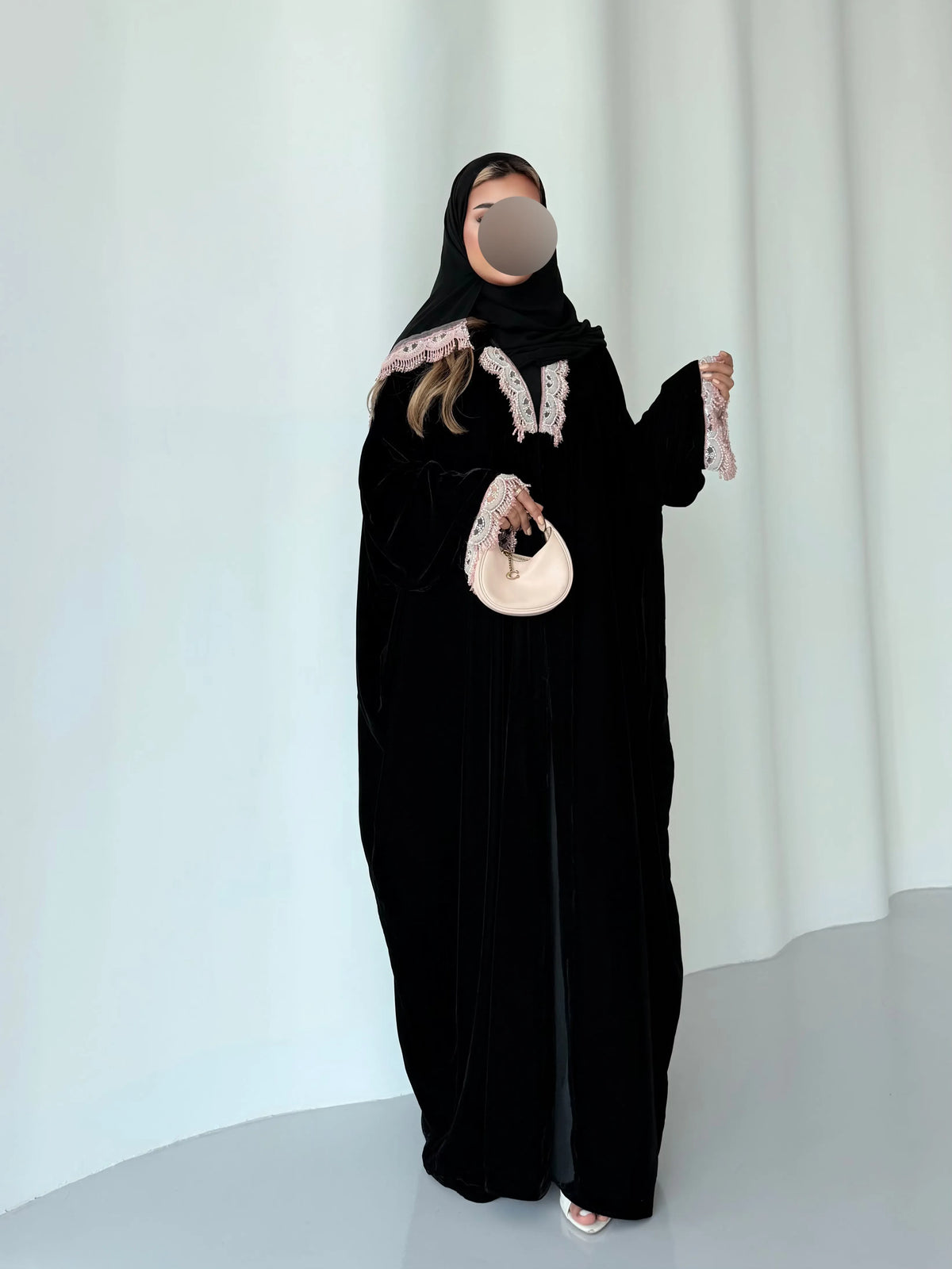 MWT5262 - مخمل اسود بتفاصيل آنوثية ناعمة و كمية محدودة - Aya