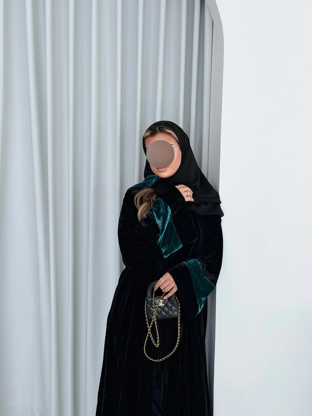 MWT5263 - عباية مخمل اسود ناعمة و تناسب إطلالتك اليومية - Aya