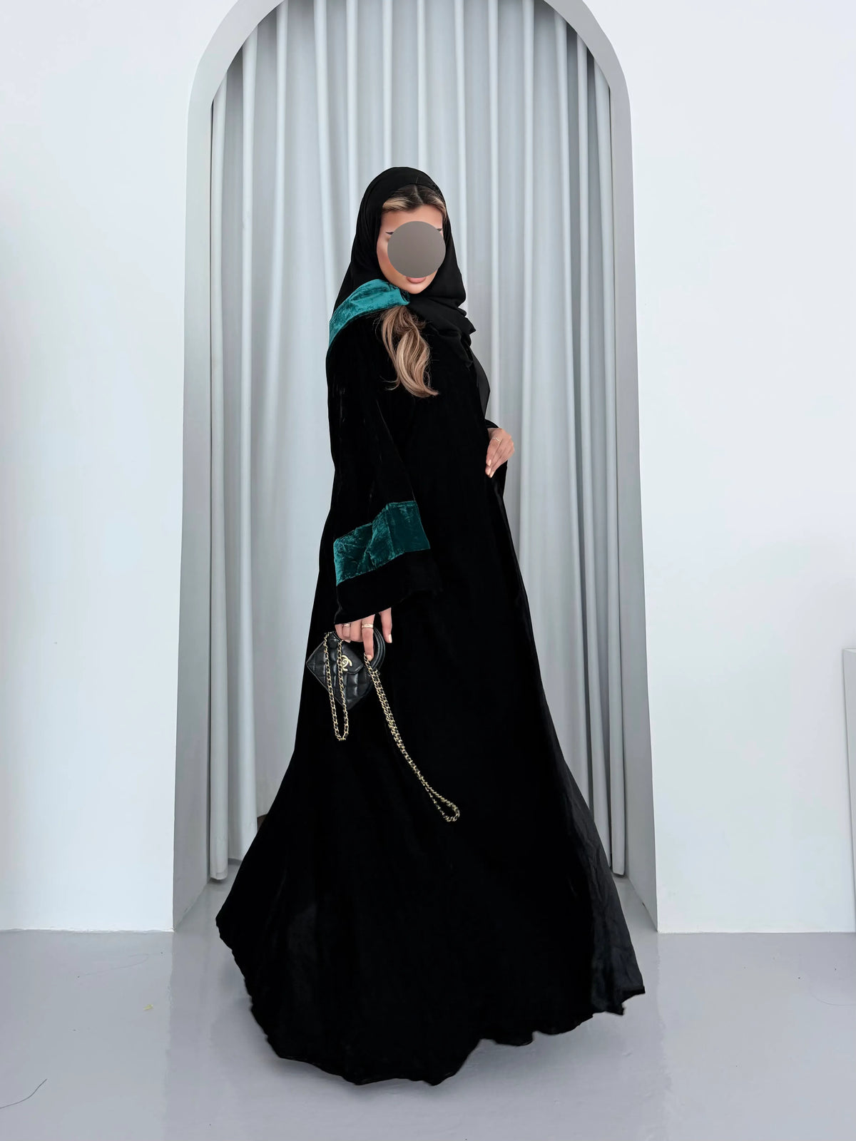 MWT5263 - عباية مخمل اسود ناعمة و تناسب إطلالتك اليومية - Aya